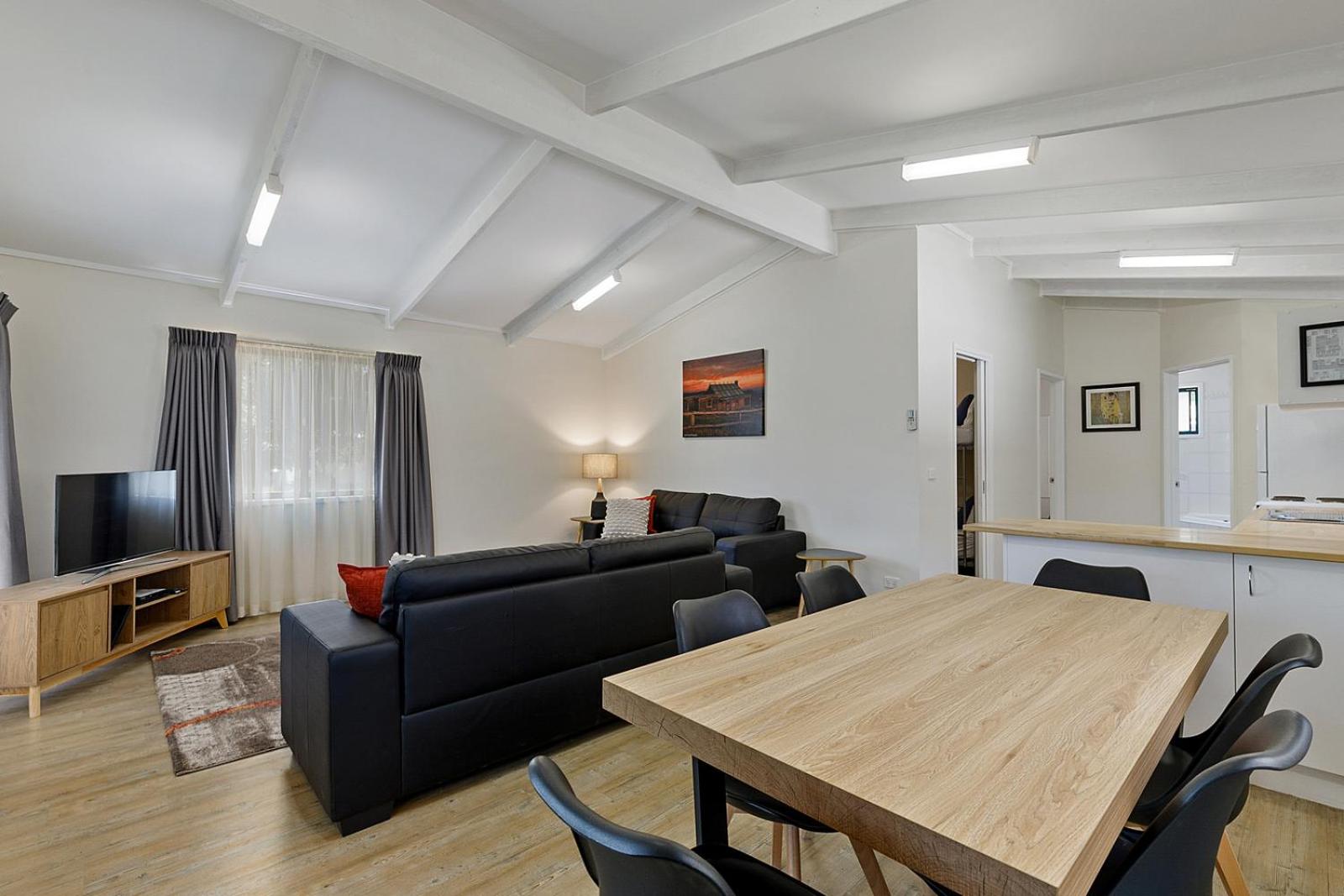 Two-Bedroom Cottage with Spa Bath photo 3