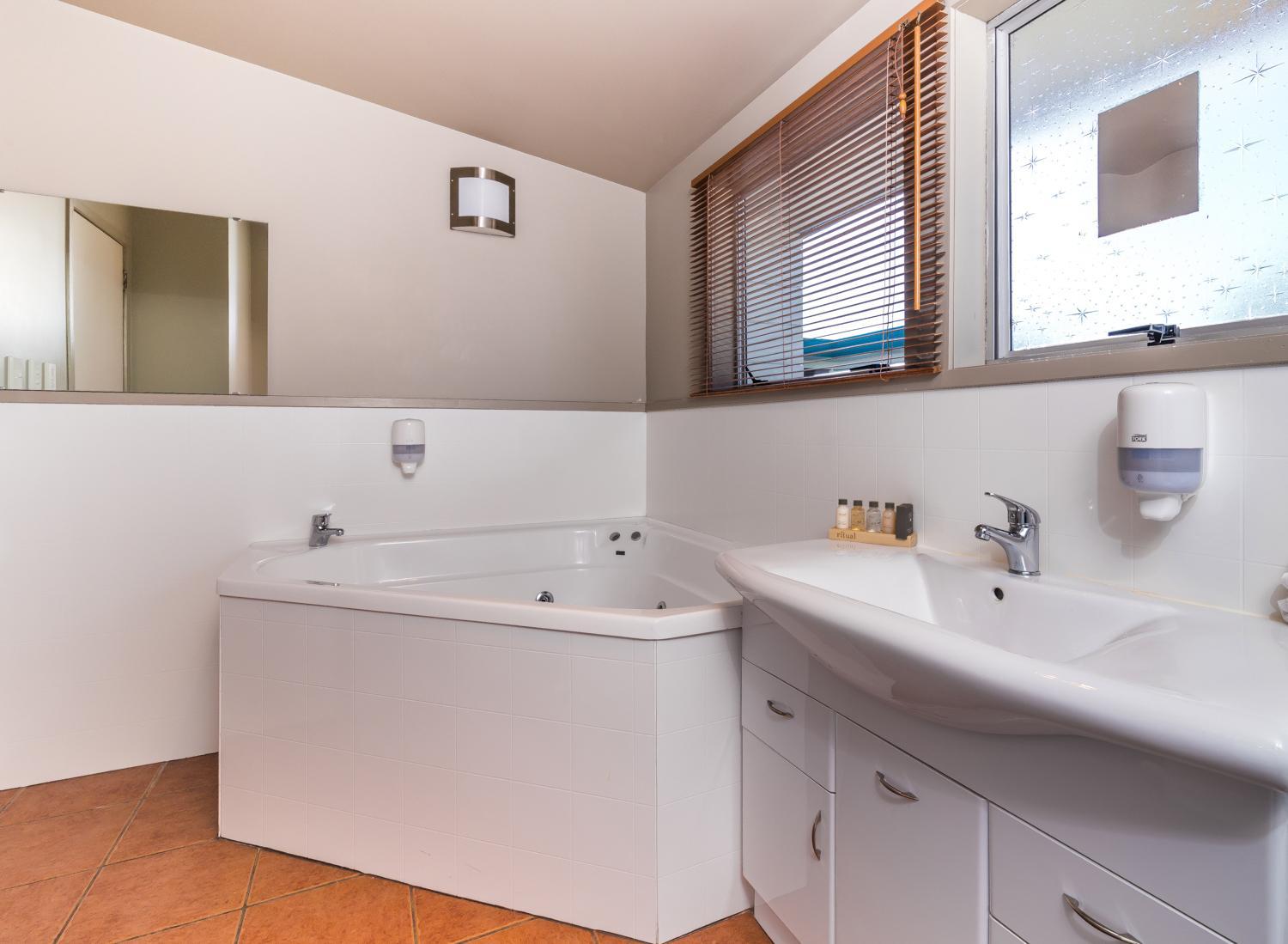 Studio with Spa Bath - Photo 2