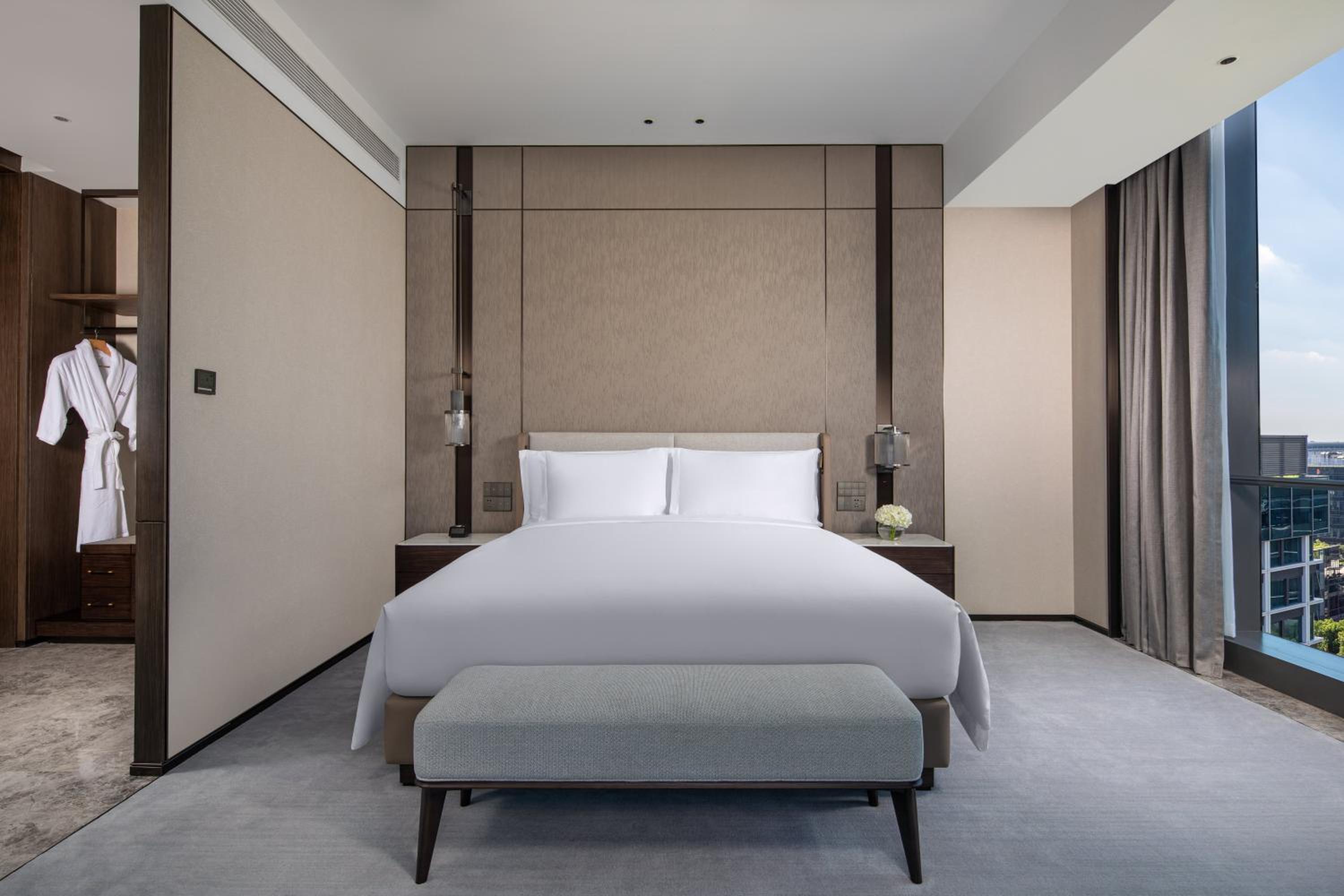 Premium King Room with City View