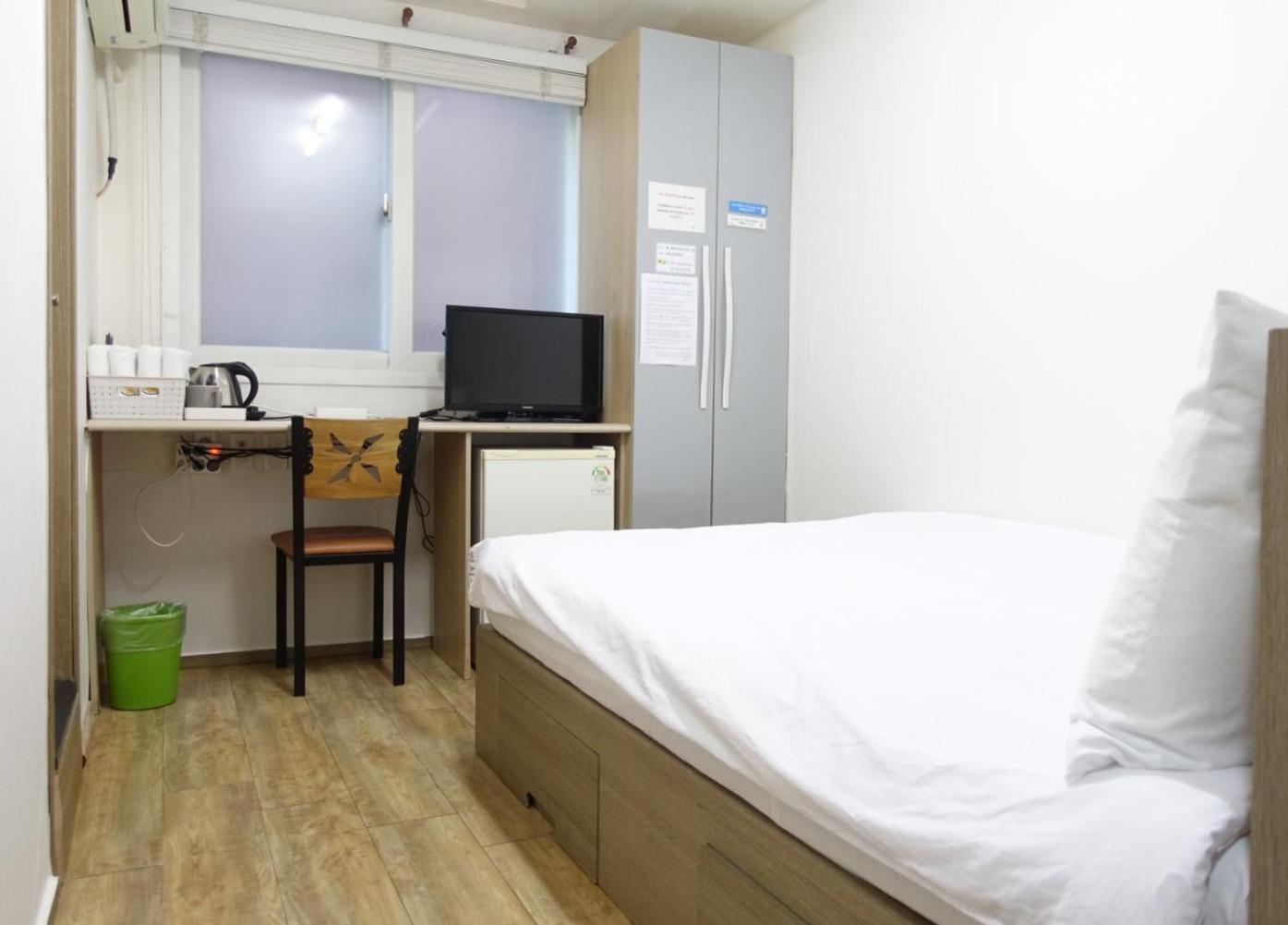 Double Room - Photo 7