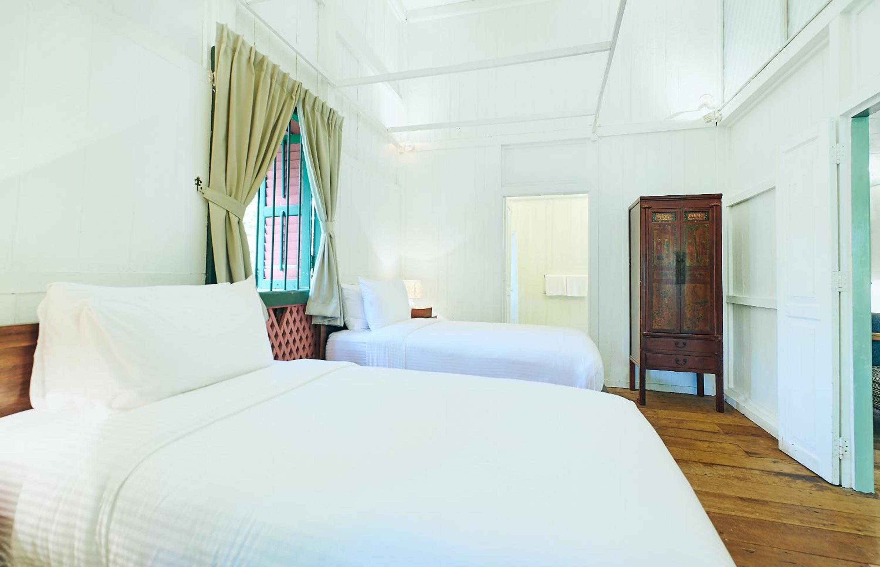 Two-Bedroom Suite - Colonial House 4 - Photo 6