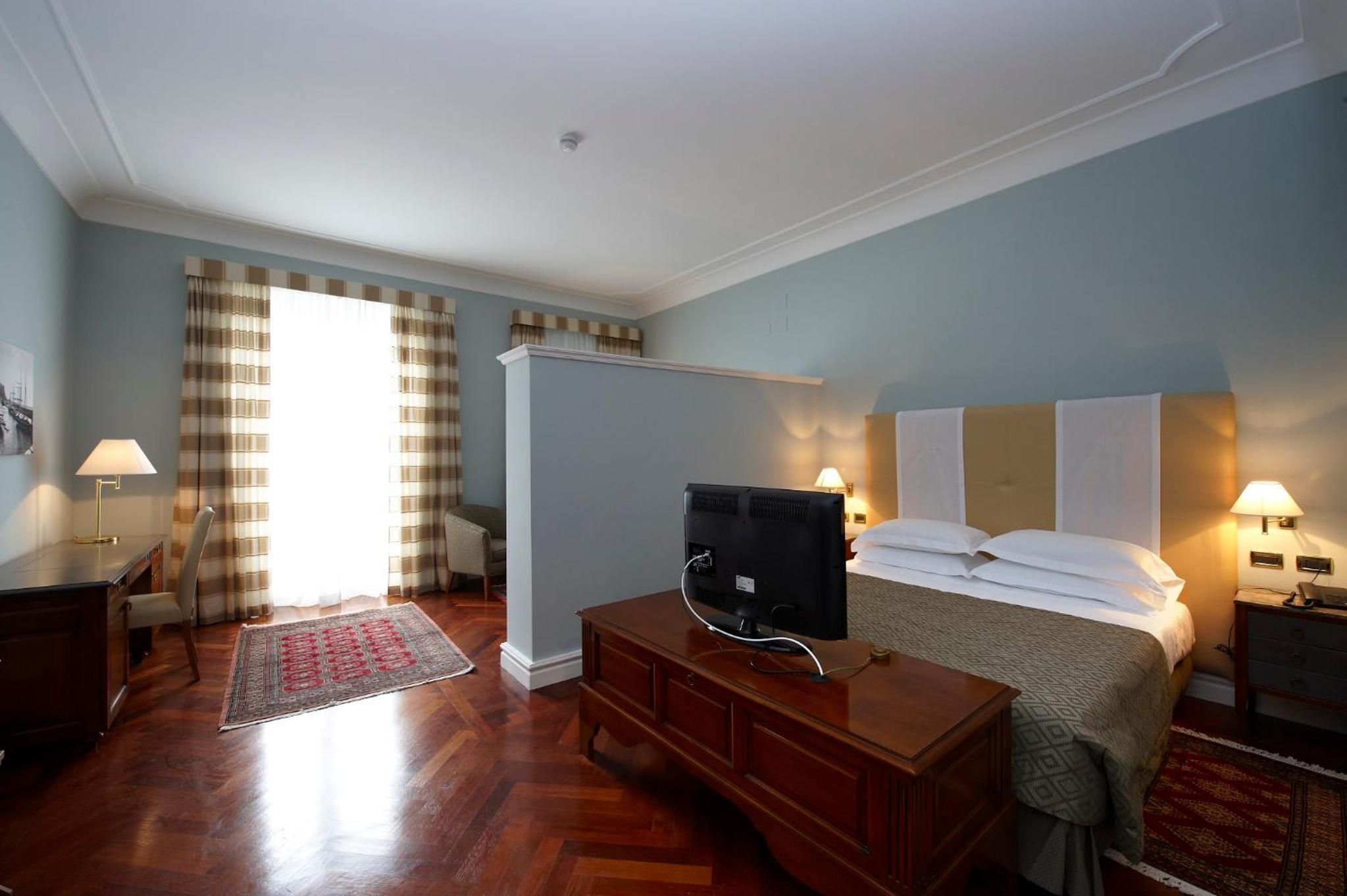 Executive Suite - Photo 2