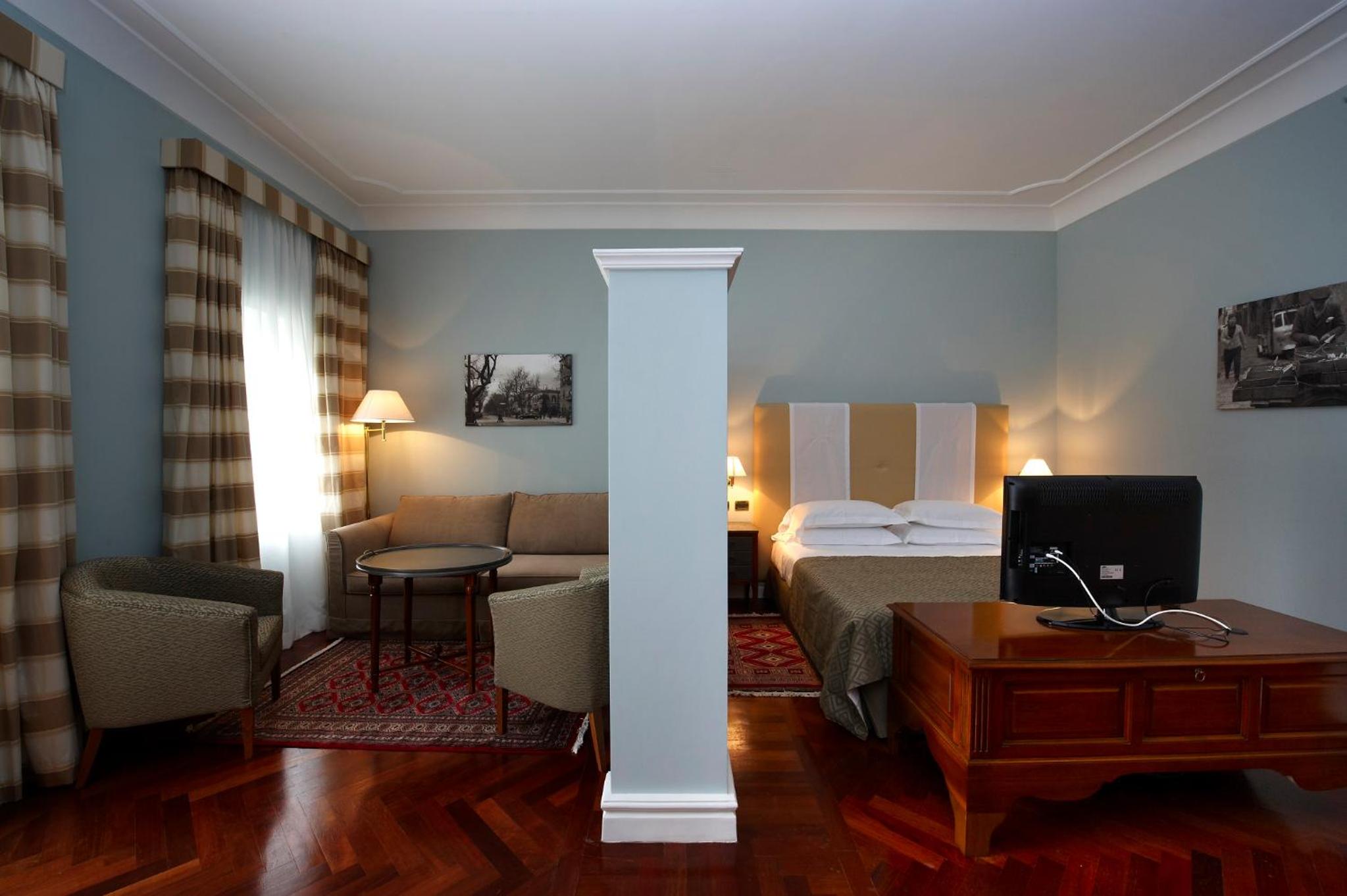 Executive Suite - Photo 1
