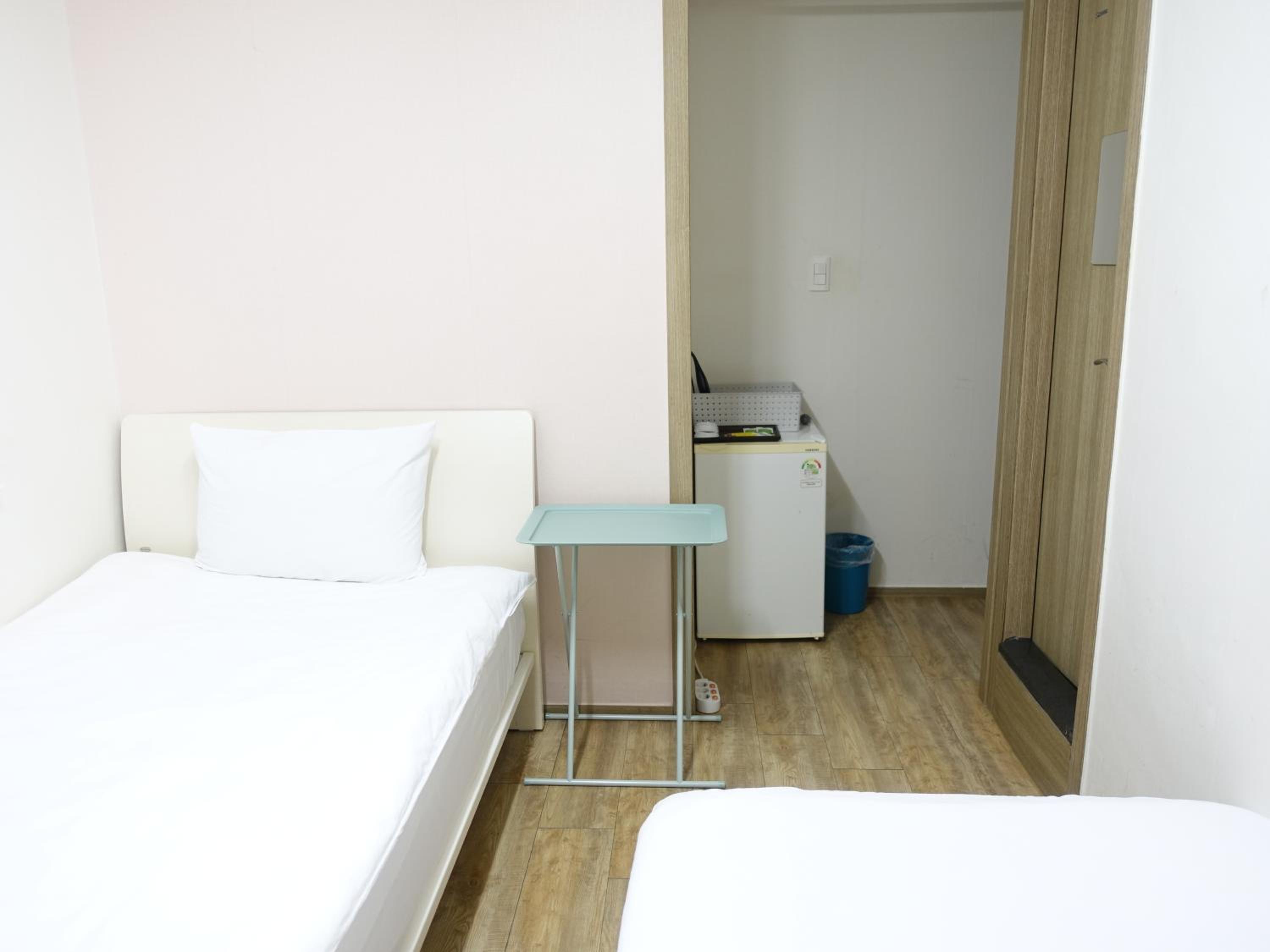 Twin Room - Photo 6
