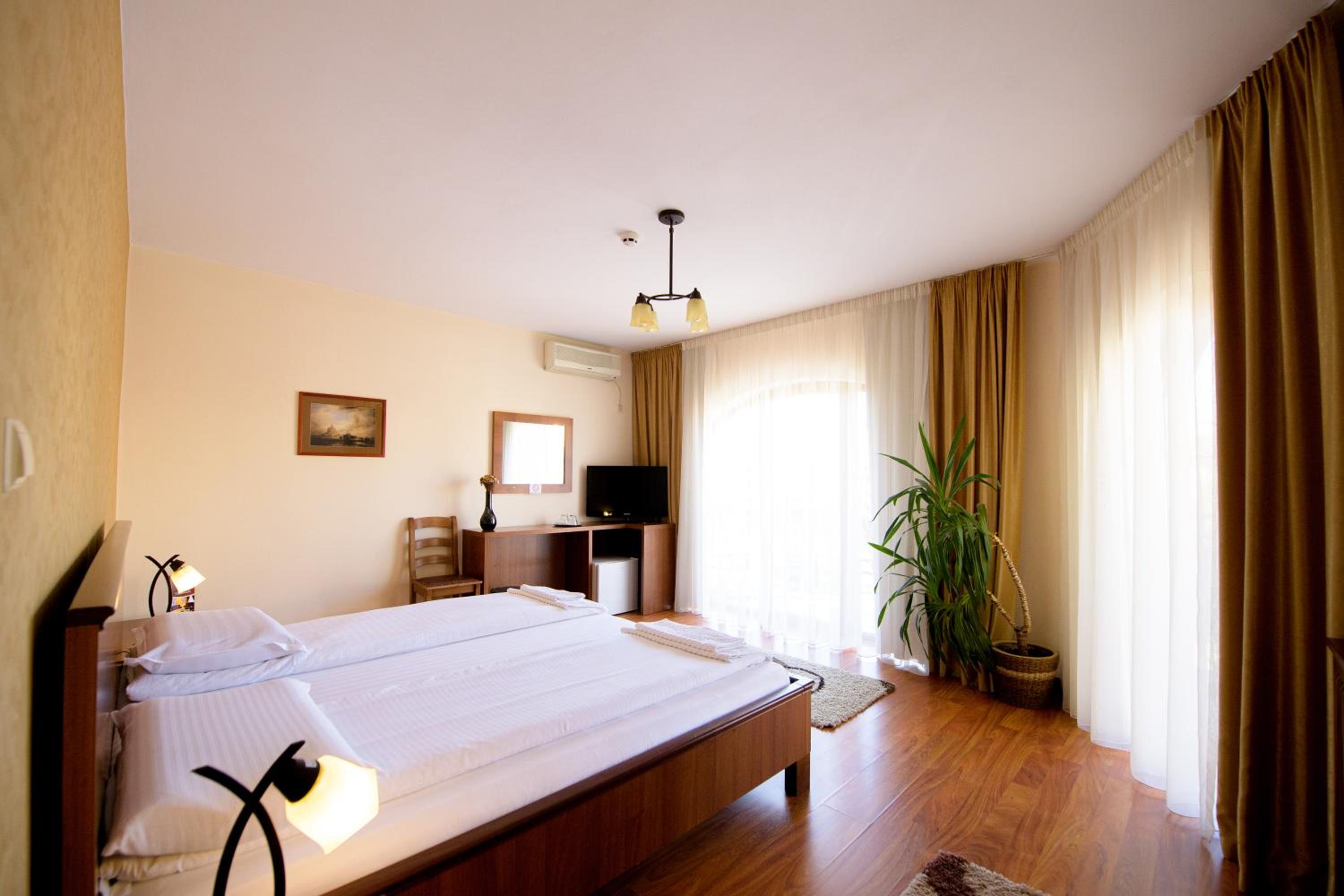 Double Room - Photo 7