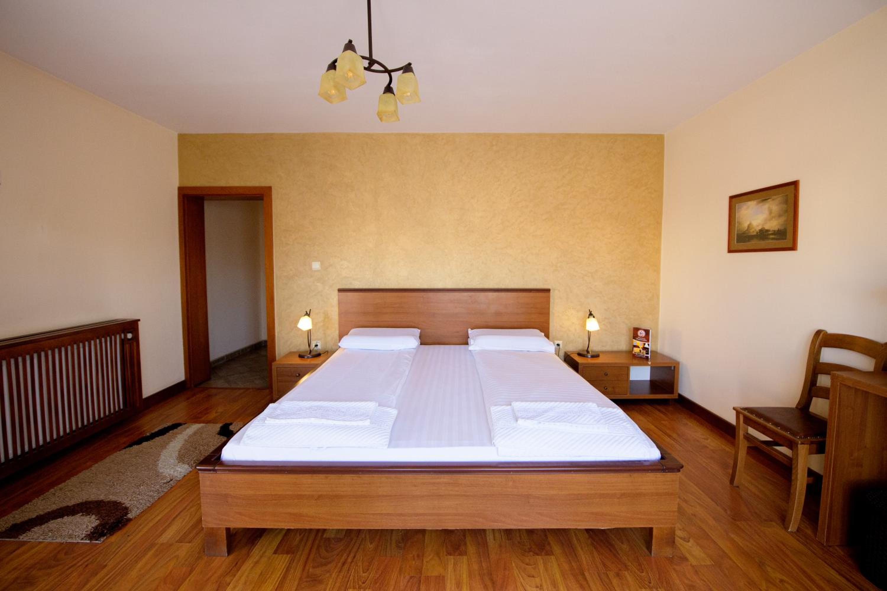 Double Room - Photo 6