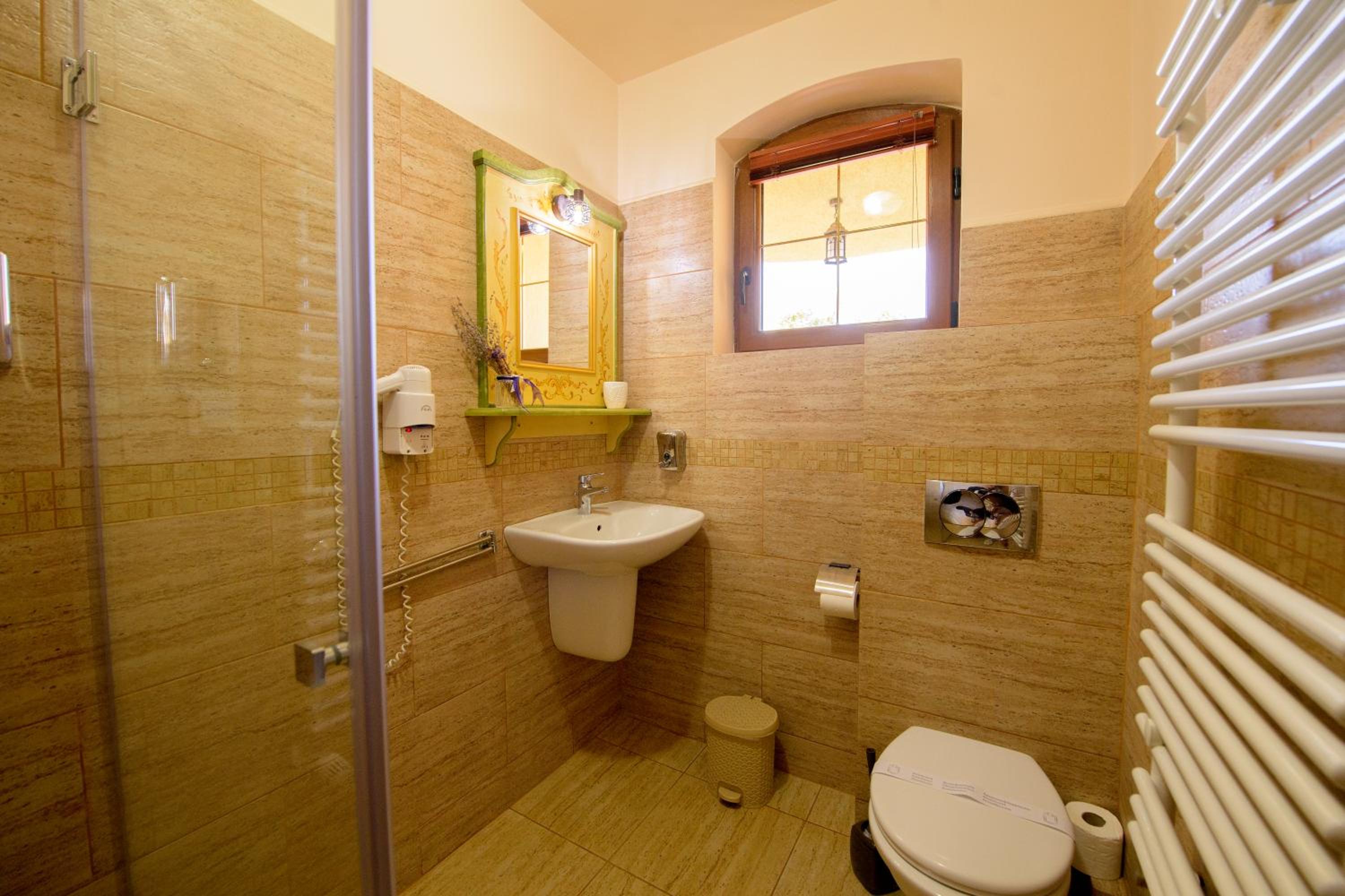 Suite - Photo 7