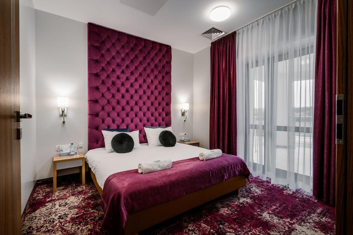 Deluxe One-Bedroom Apartment - Photo 2