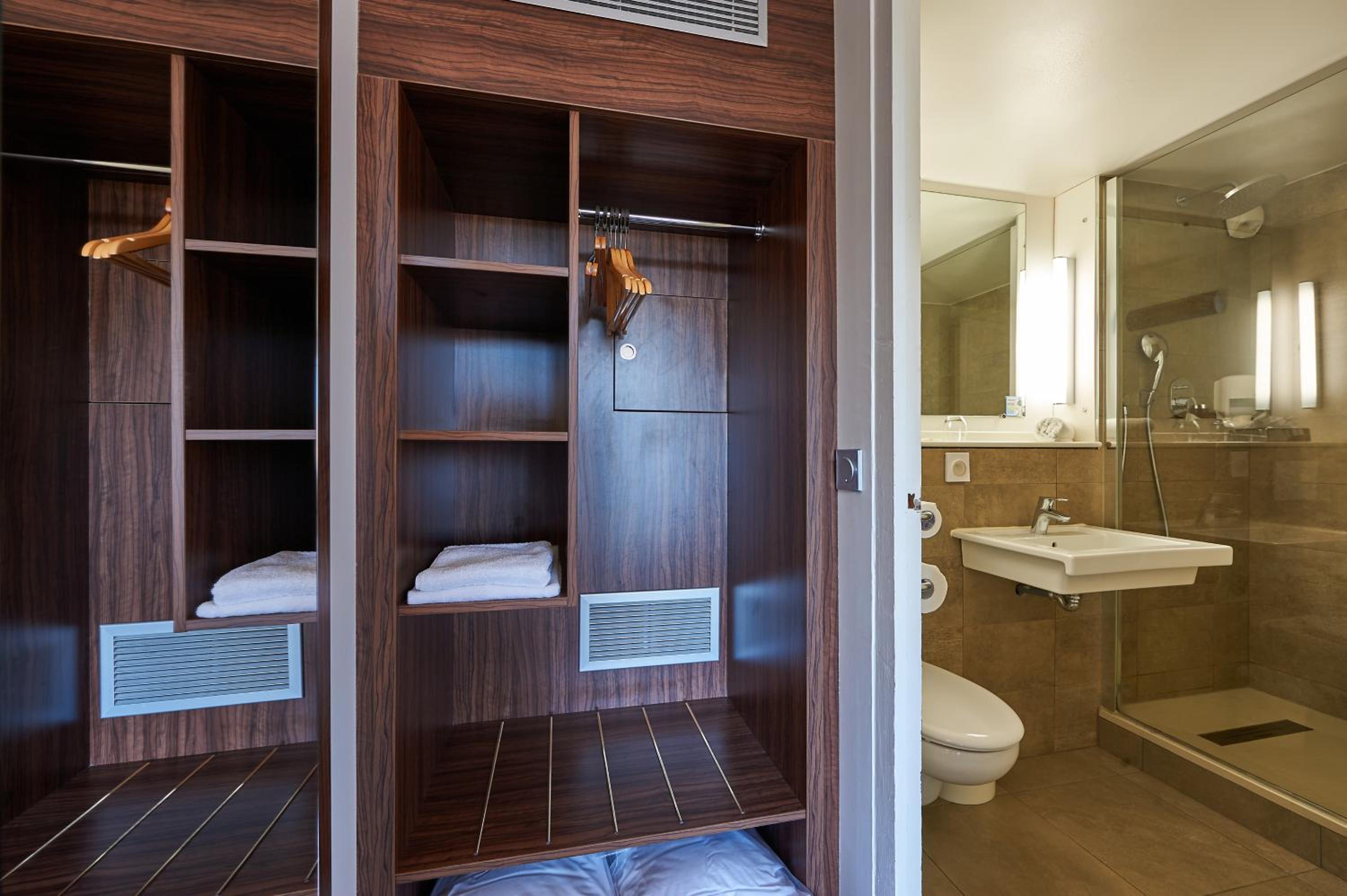 Standard Double Room - Photo 9