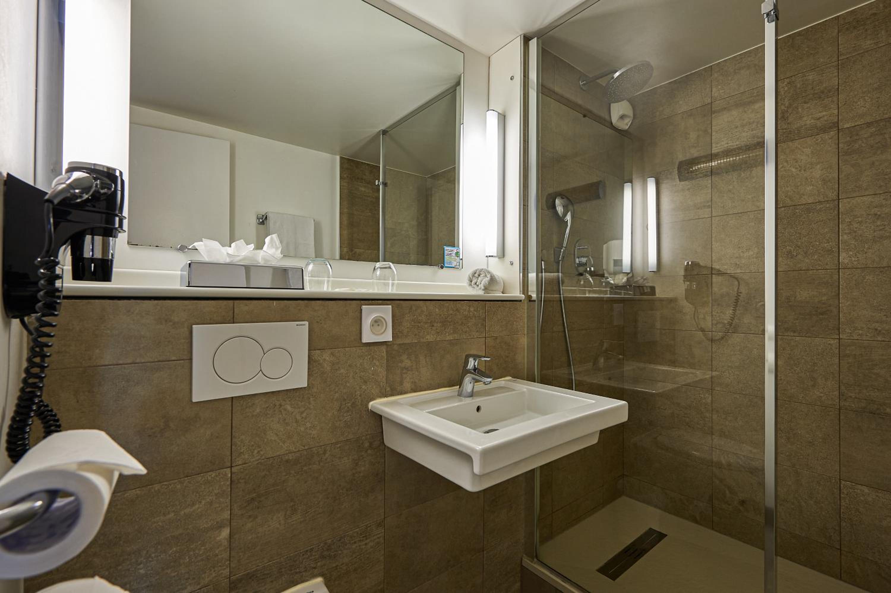 Standard Double Room - Photo 12