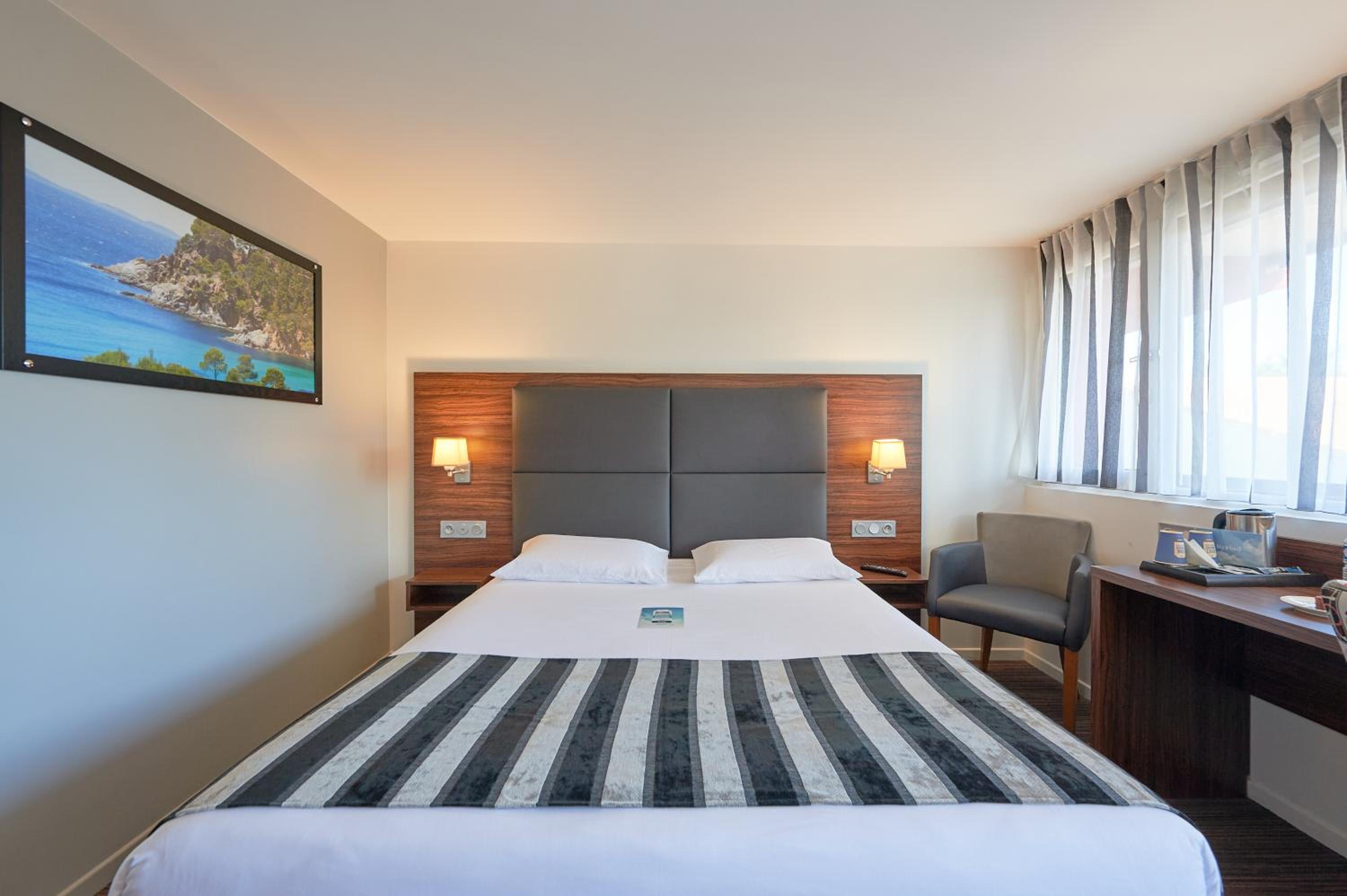 Standard Double Room - Photo 11