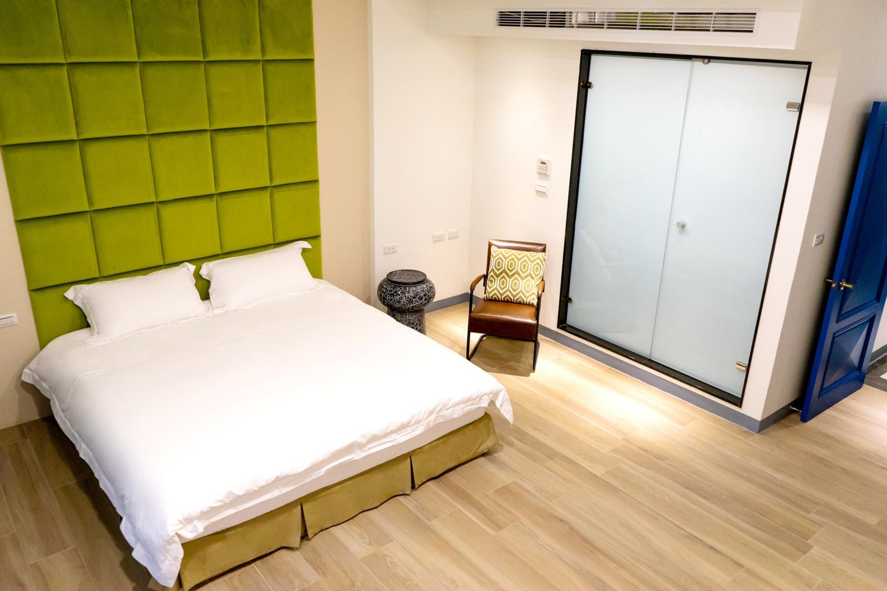Deluxe Double Room with Bath - Photo 2