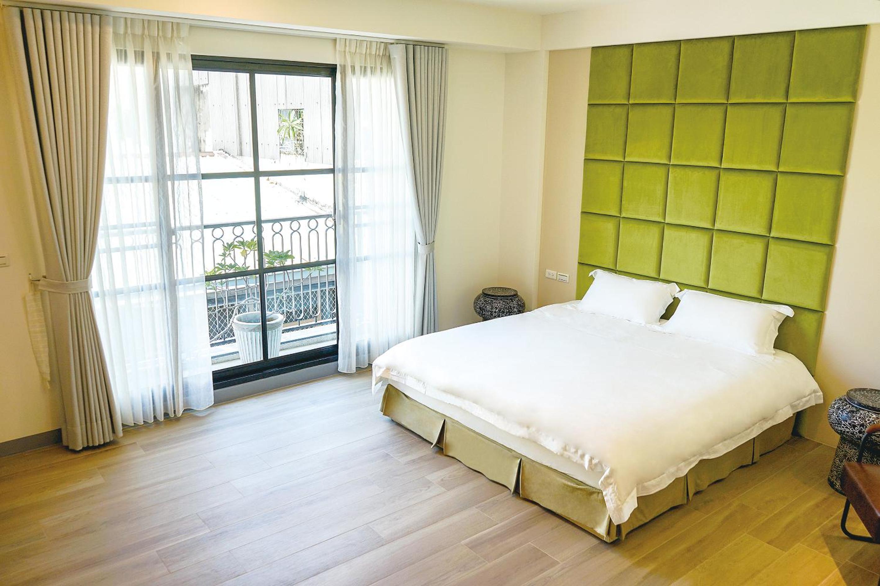 Deluxe Double Room with Bath - Photo 5