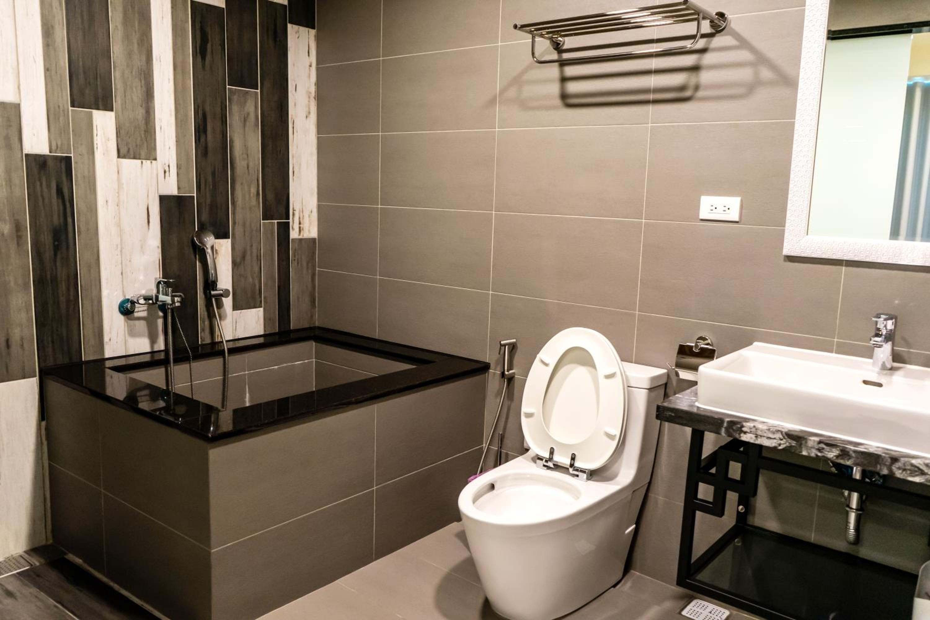 Deluxe Double Room with Bath - Photo 6