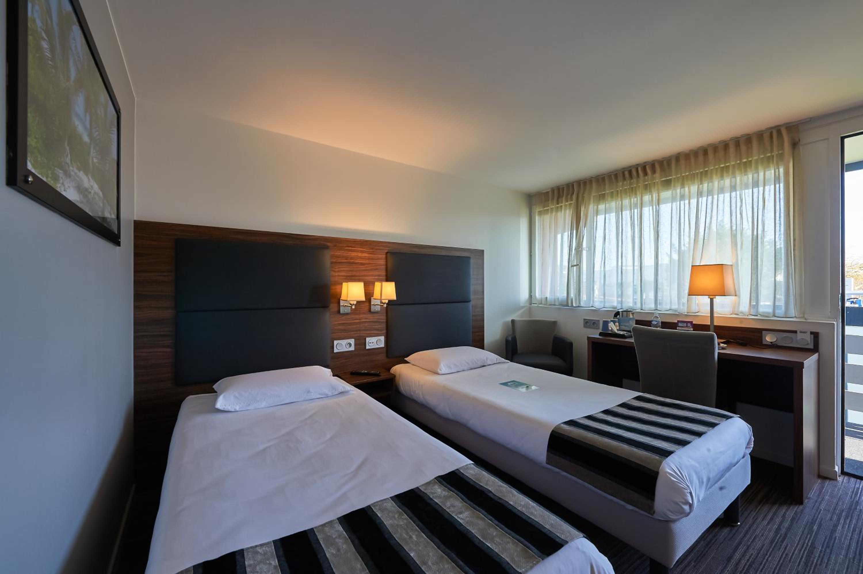 Standard Twin Room - Photo 12