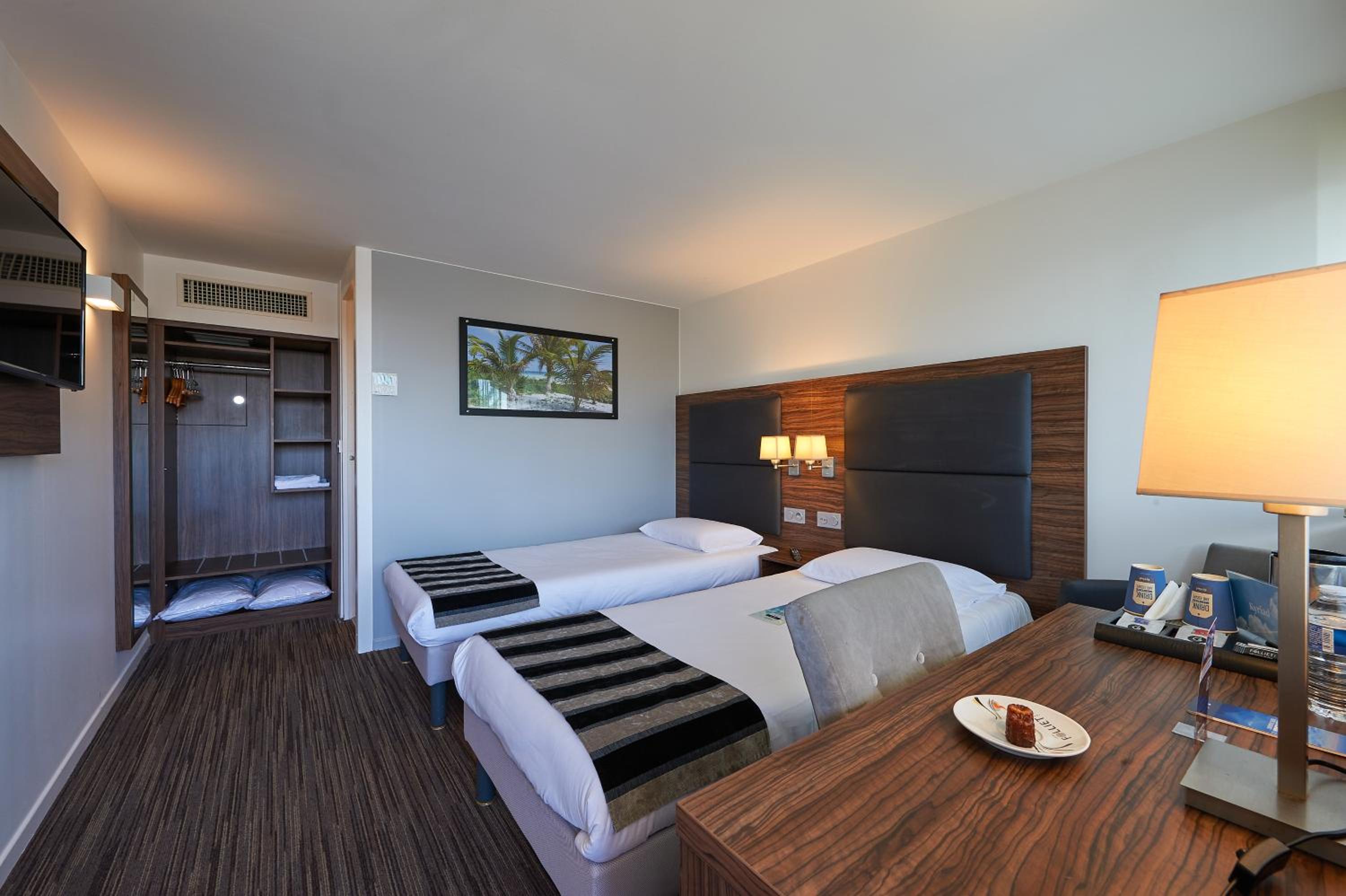 Standard Twin Room - Photo 7