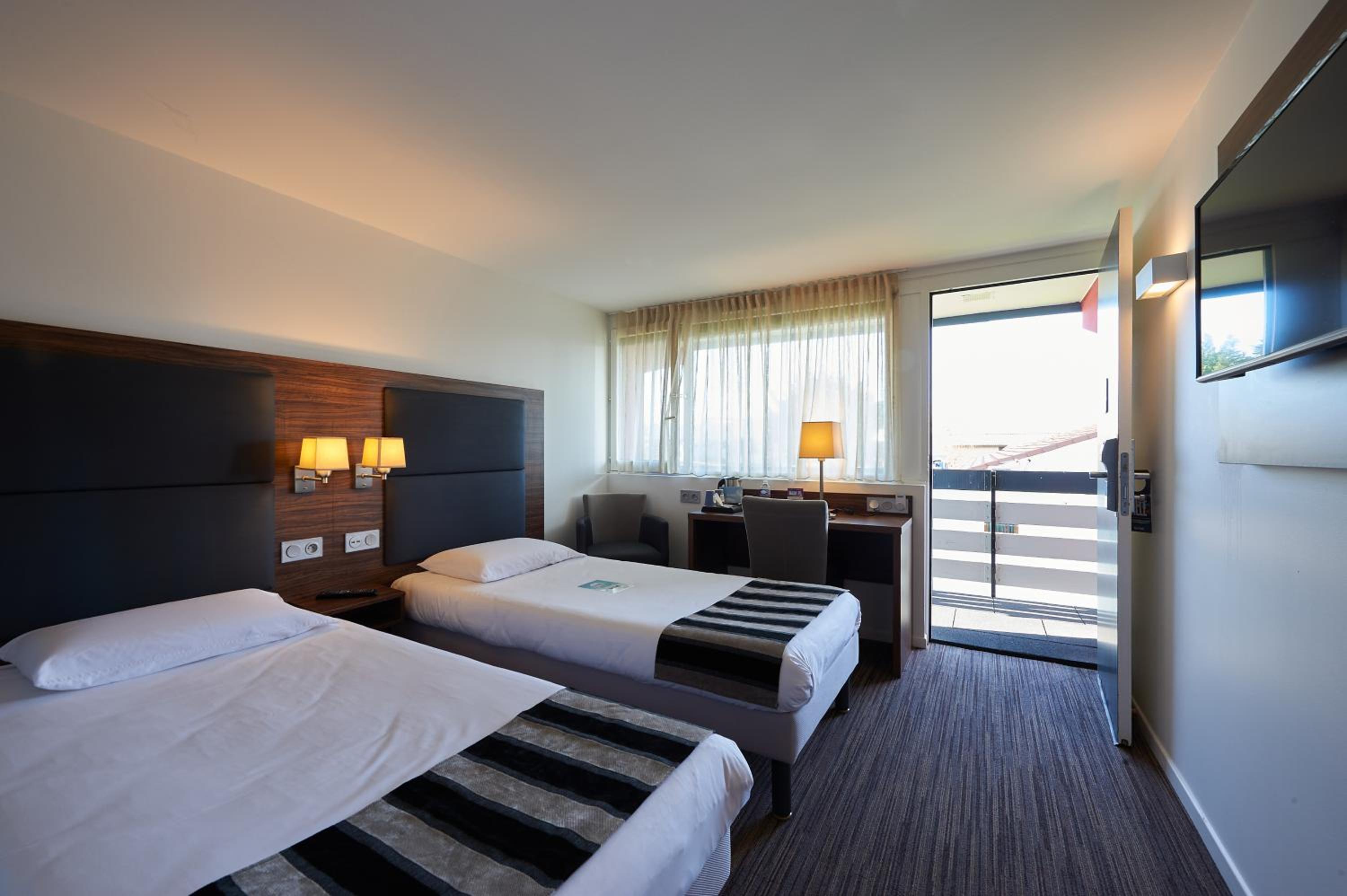 Standard Twin Room - Photo 3