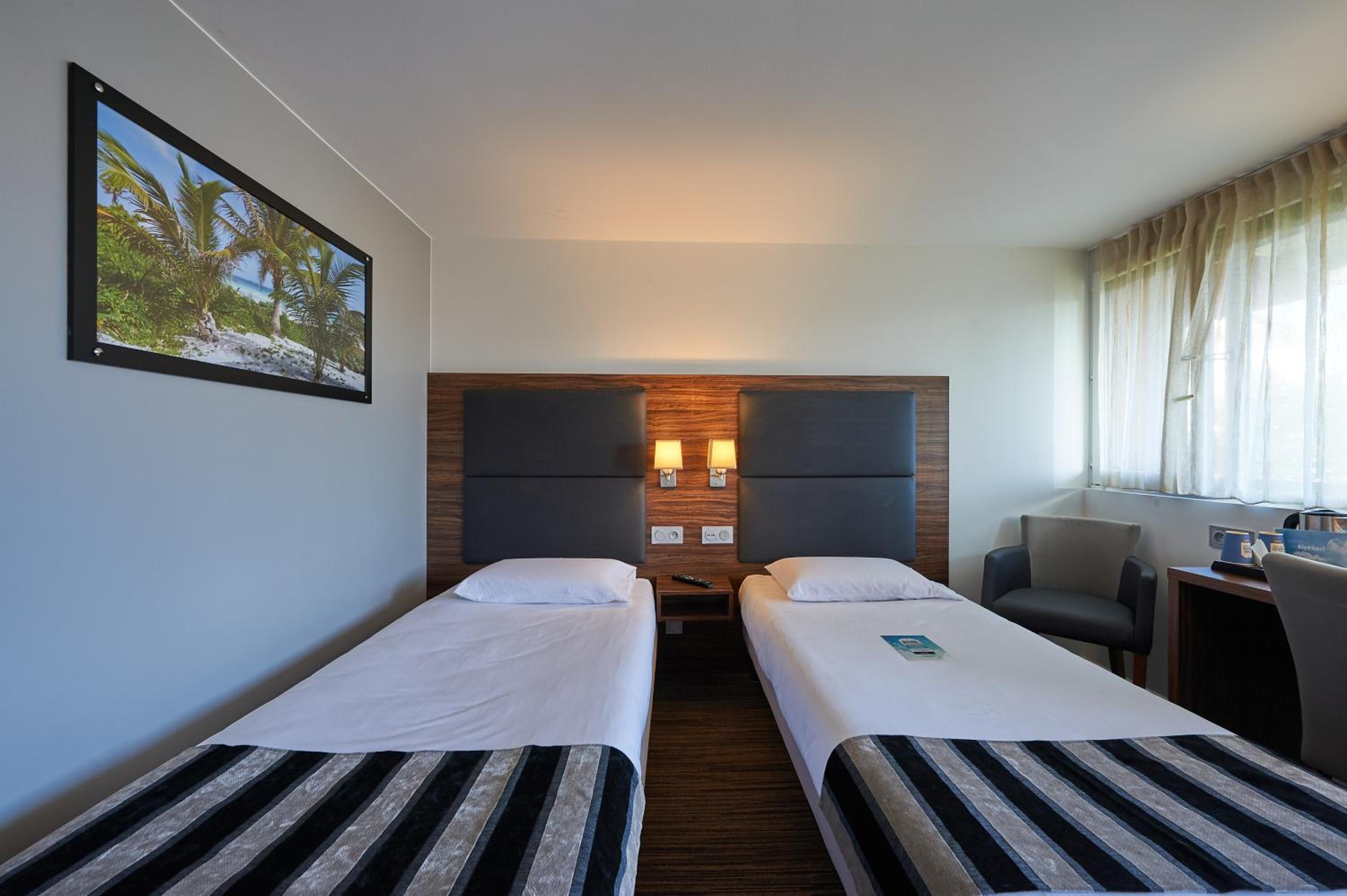 Standard Twin Room - Photo 4