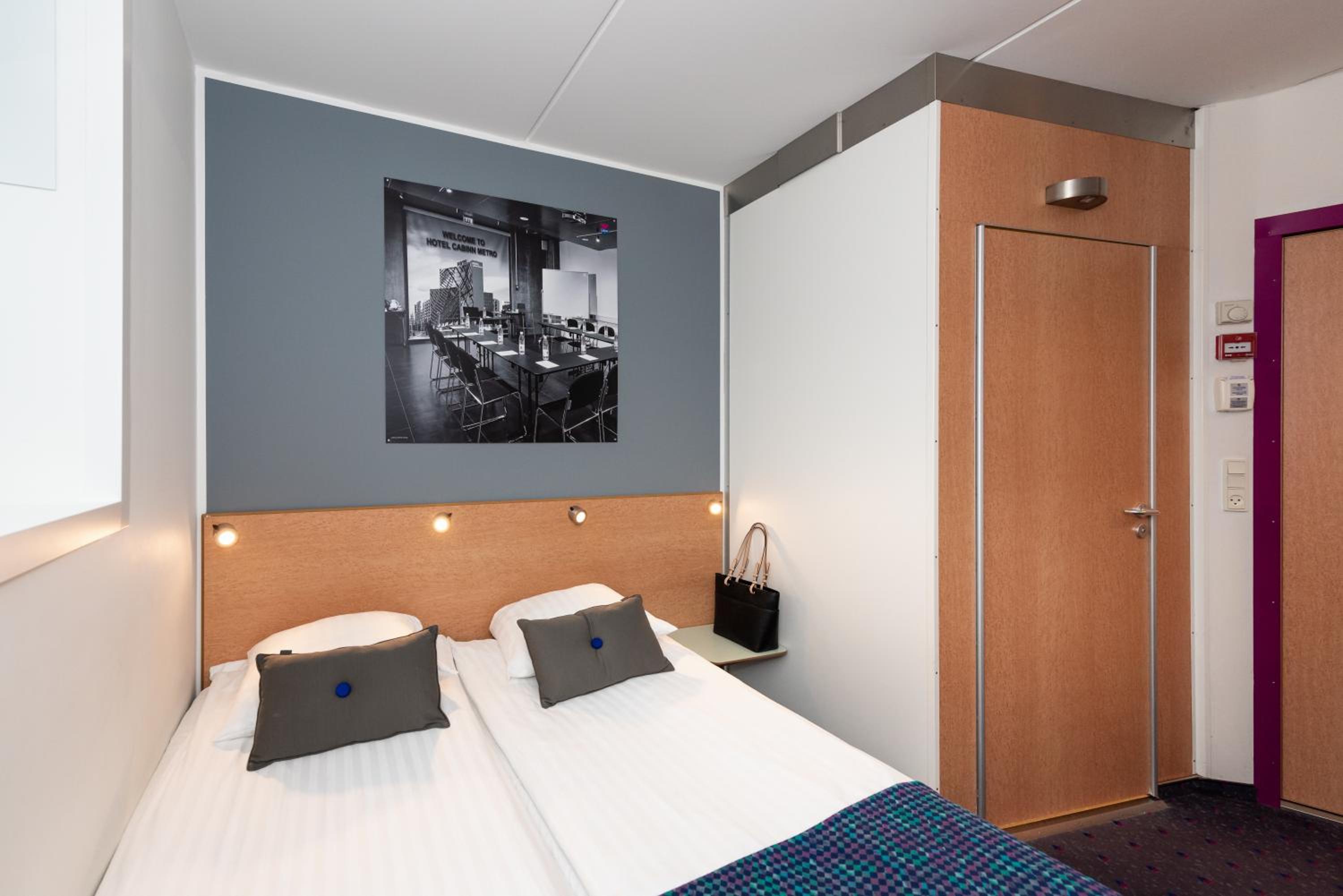 Commodore Room with Twin Beds
