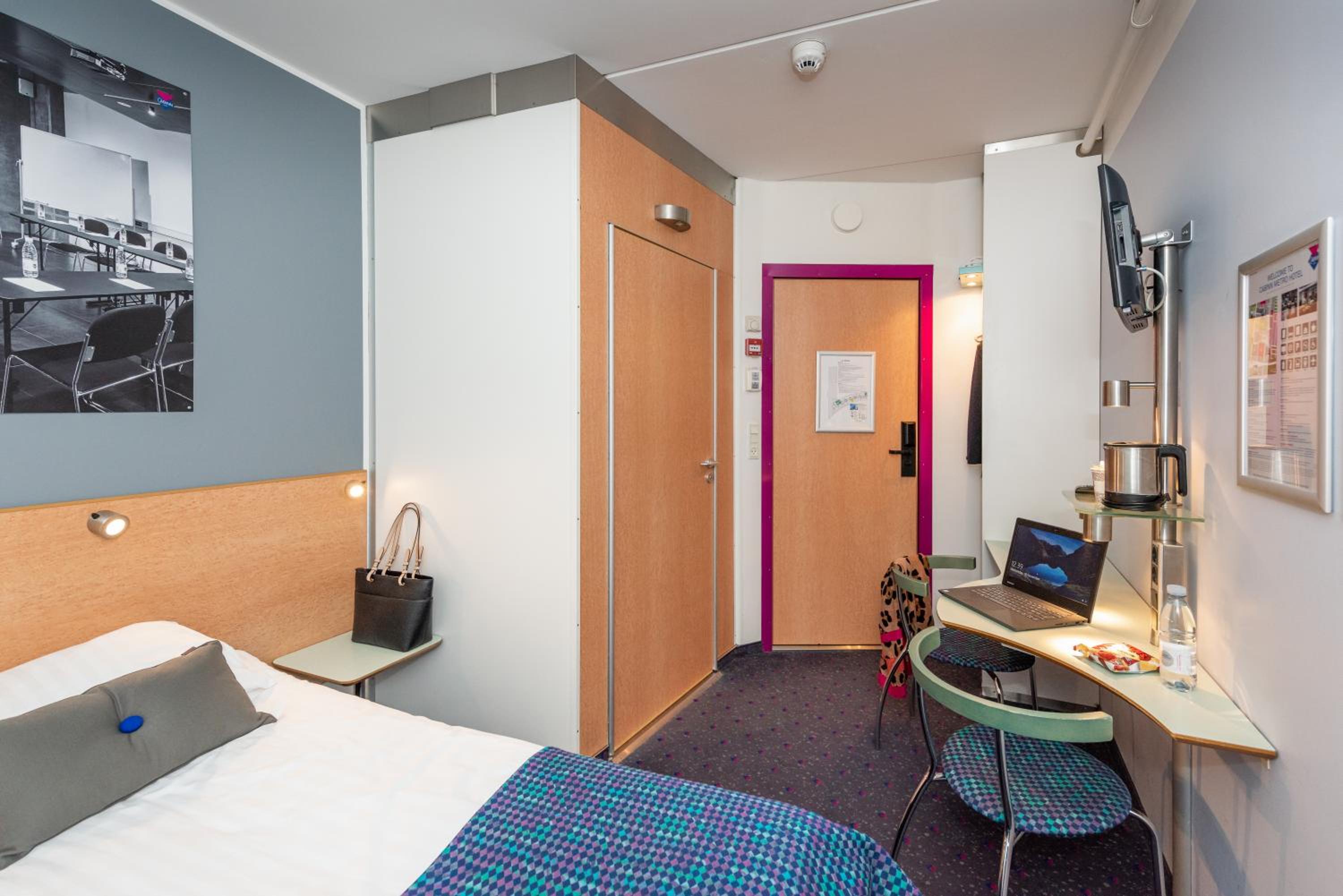 Commodore Room with Twin Beds thumbnail 5