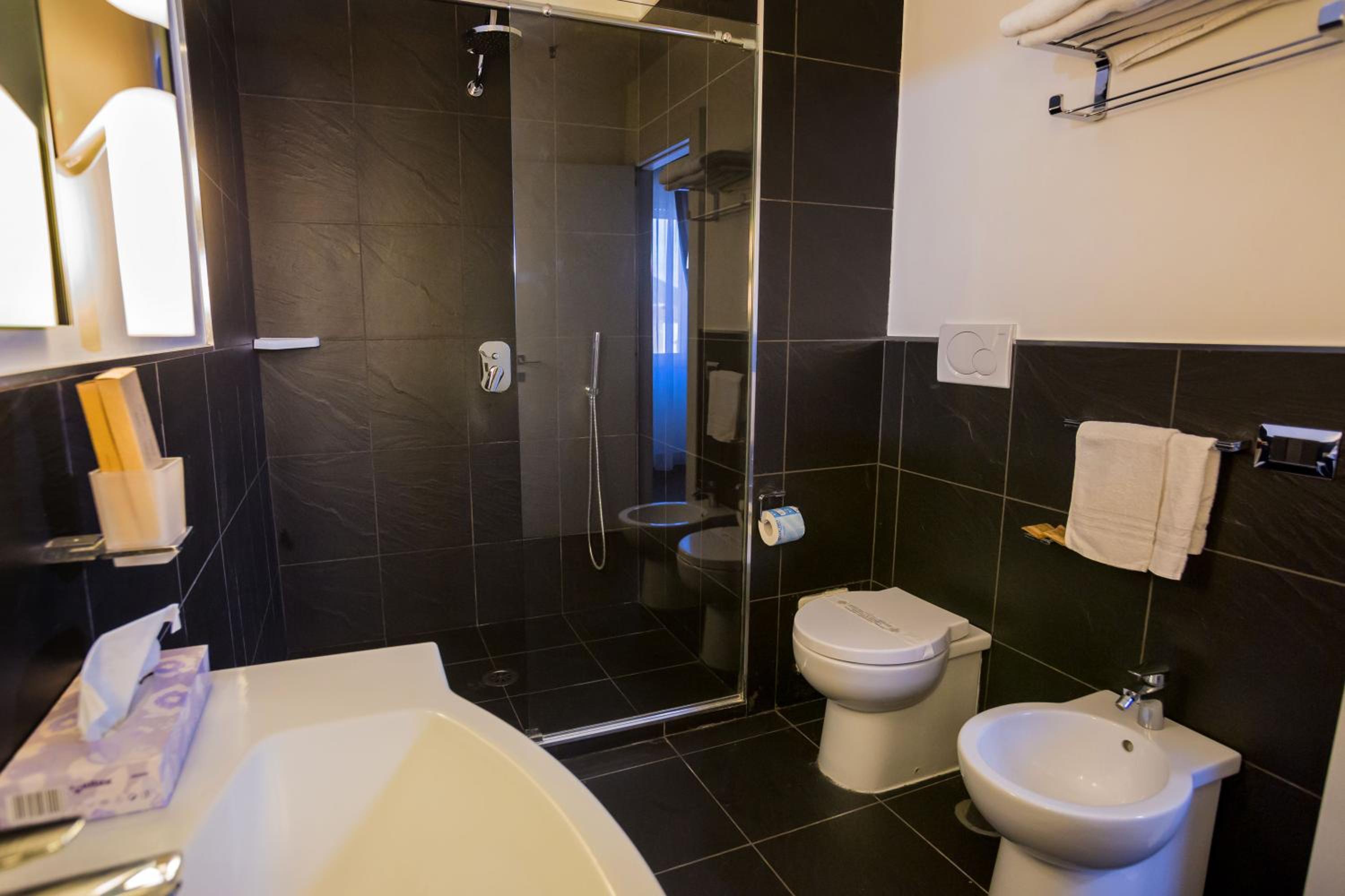 Suite - Photo 5