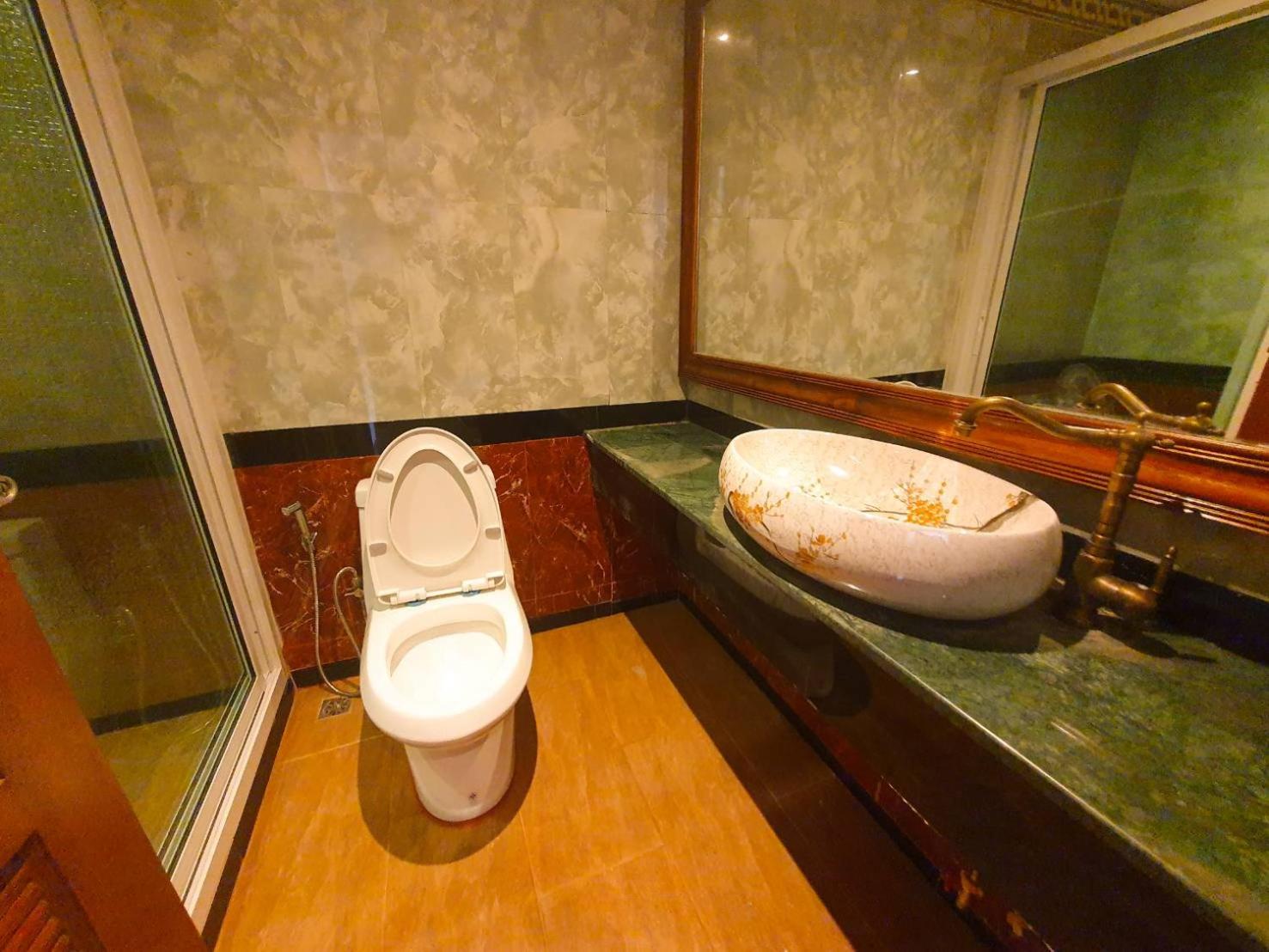 Deluxe King Room - Photo 23