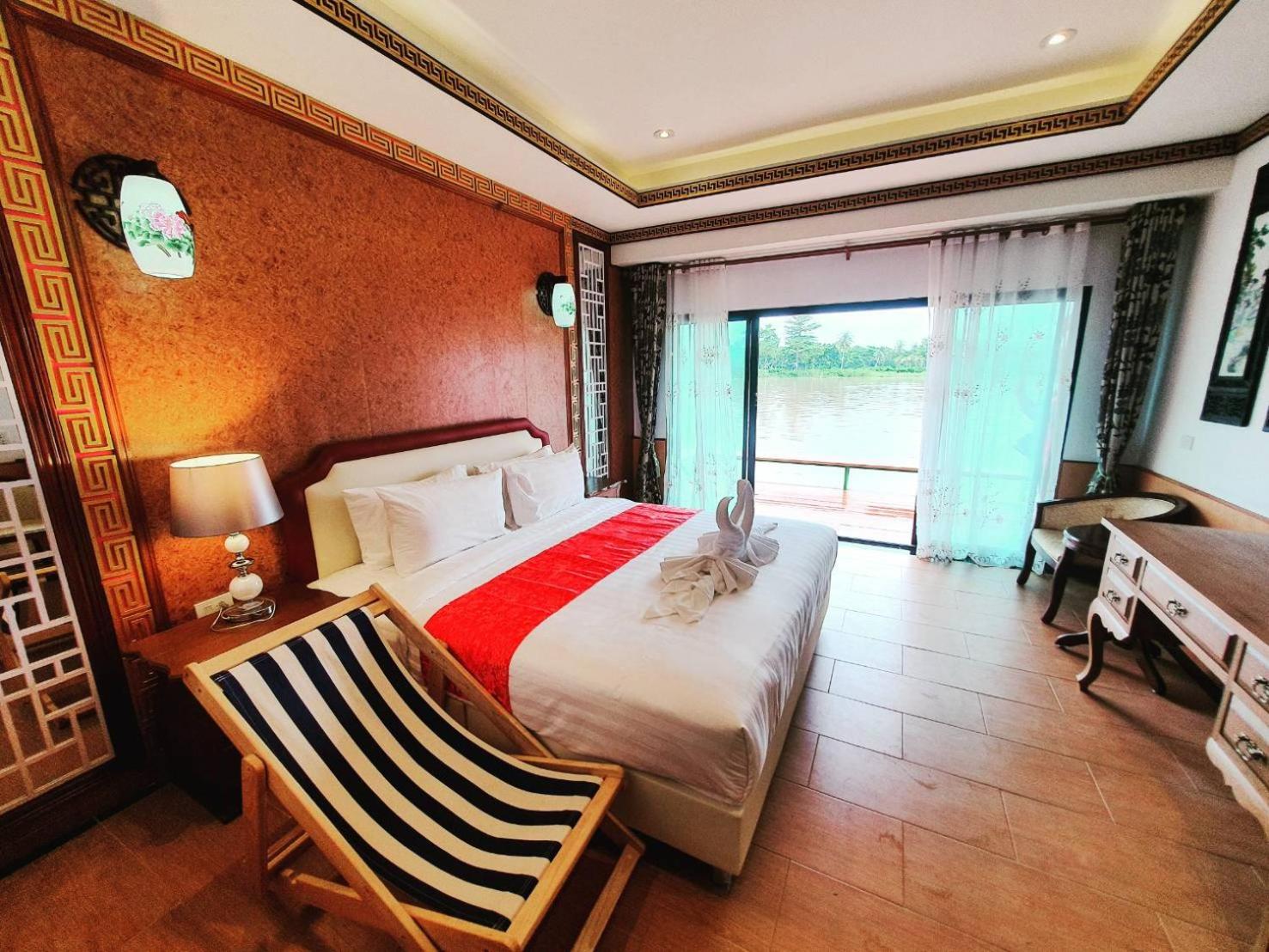 Deluxe King Room - Photo 30