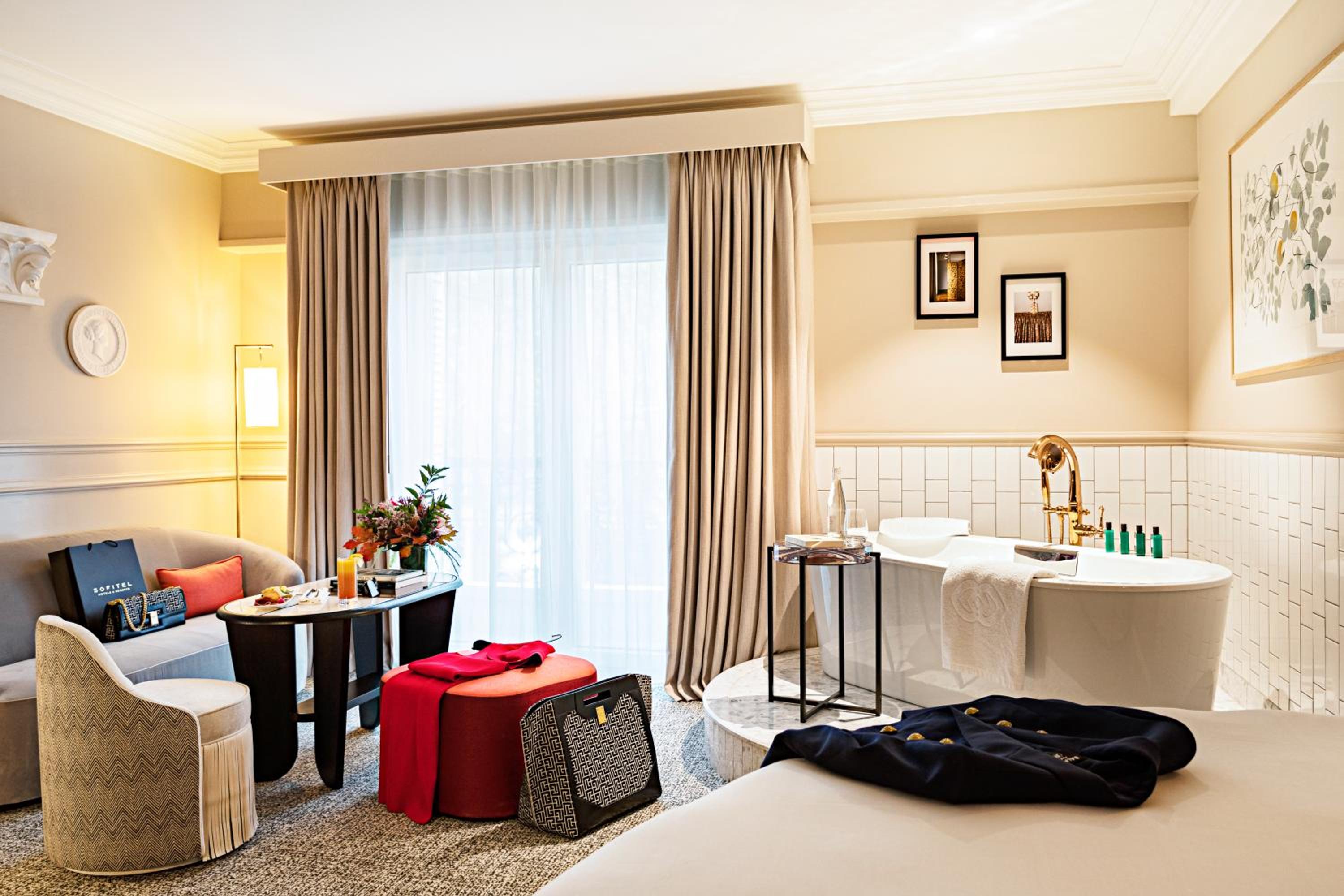 Suite Lune de Miel avec Lit Rond, Baignoire et Coin Salon – Vue sur Grand Boulevard Suite Lune de Miel avec Lit Rond, Baignoire et Coin Salon – Vue sur Grand Boulevard