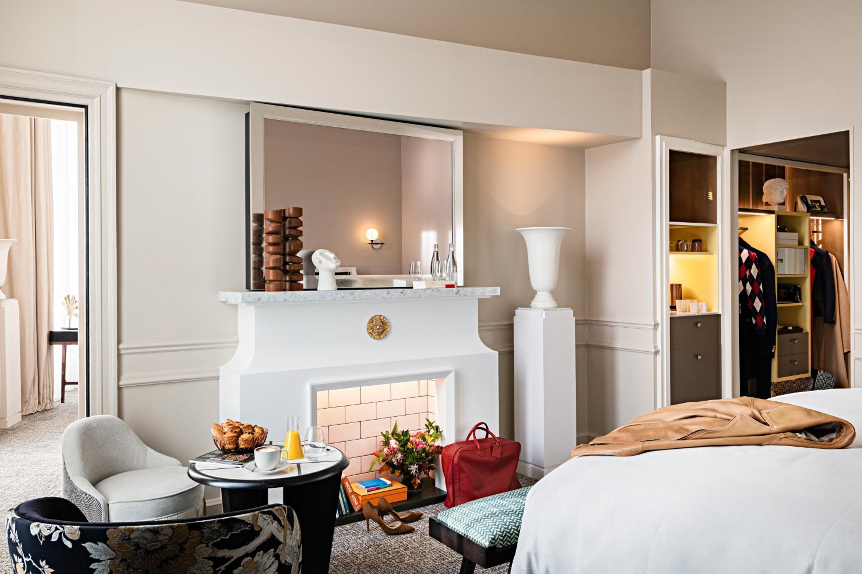 Suite Opéra avec 1 Lit King-Size et Grand Salon Séparé – Vue sur Boulevard ou Rue Scribe Suite Opéra avec 1 Lit King-Size et Grand Salon Séparé – Vue sur Boulevard ou Rue Scribe