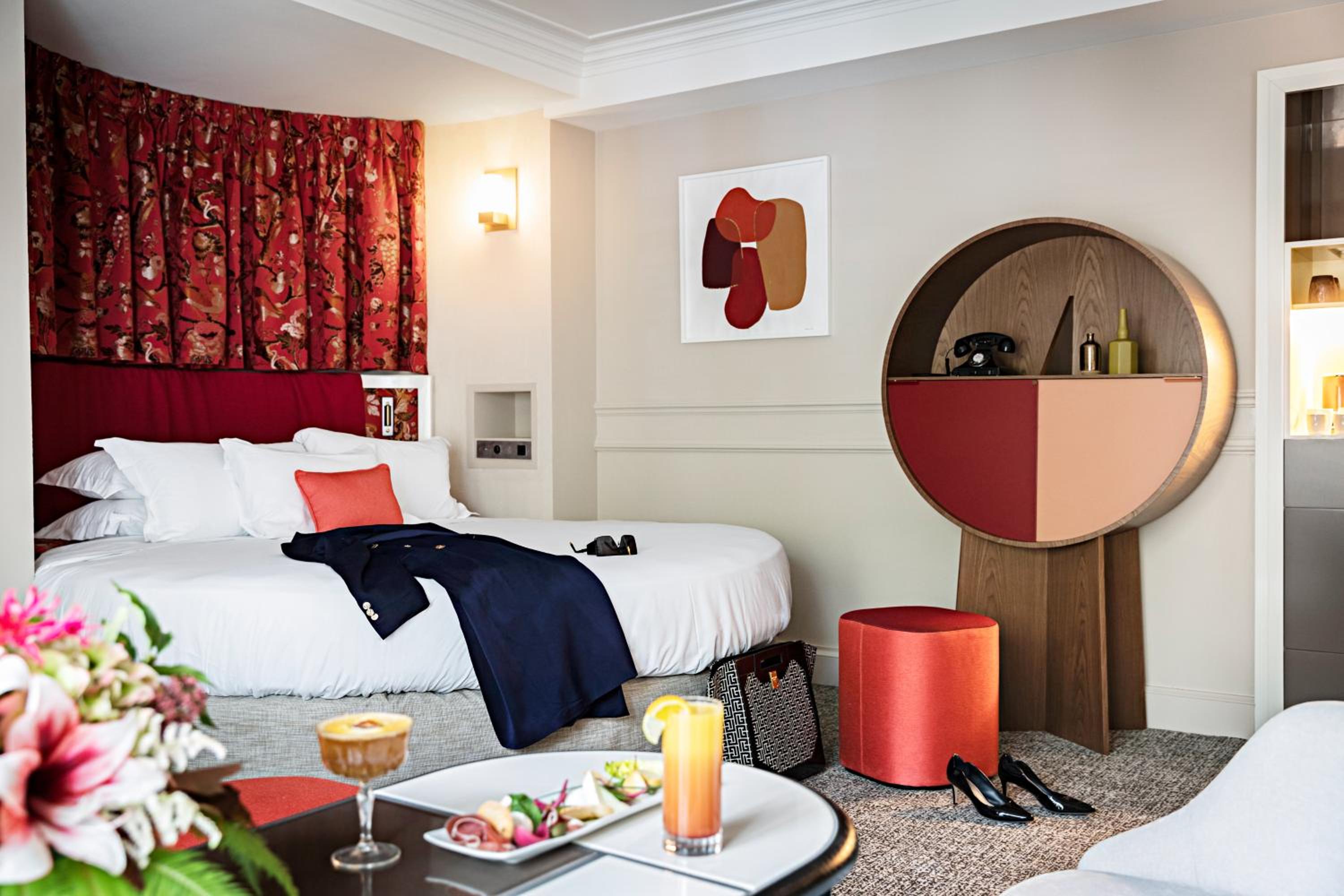 Honeymoon Suite with Round bed/Bathtub/Lounge Area - Grand Boulevard View photo 2