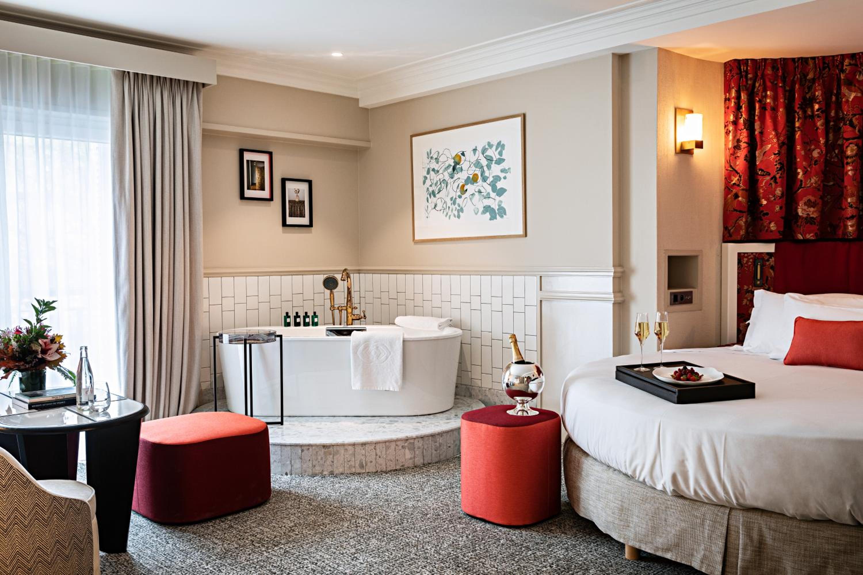 Suite Lune de Miel avec Lit Rond, Baignoire et Coin Salon – Vue sur Grand Boulevard Suite Lune de Miel avec Lit Rond, Baignoire et Coin Salon – Vue sur Grand Boulevard