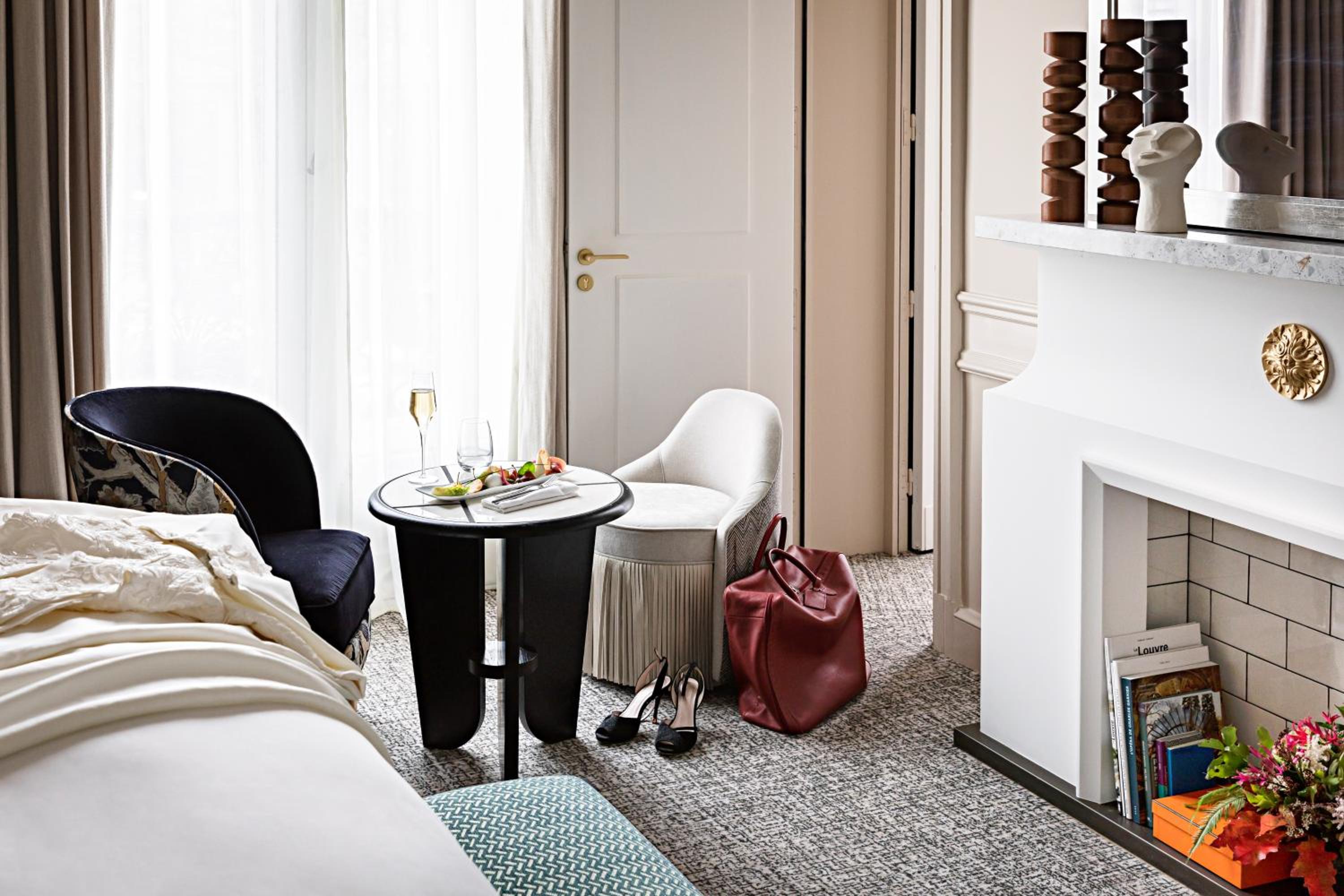 Suite Opéra avec 1 Lit King-Size et Grand Salon Séparé – Vue sur Boulevard ou Rue Scribe Suite Opéra avec 1 Lit King-Size et Grand Salon Séparé – Vue sur Boulevard ou Rue Scribe
