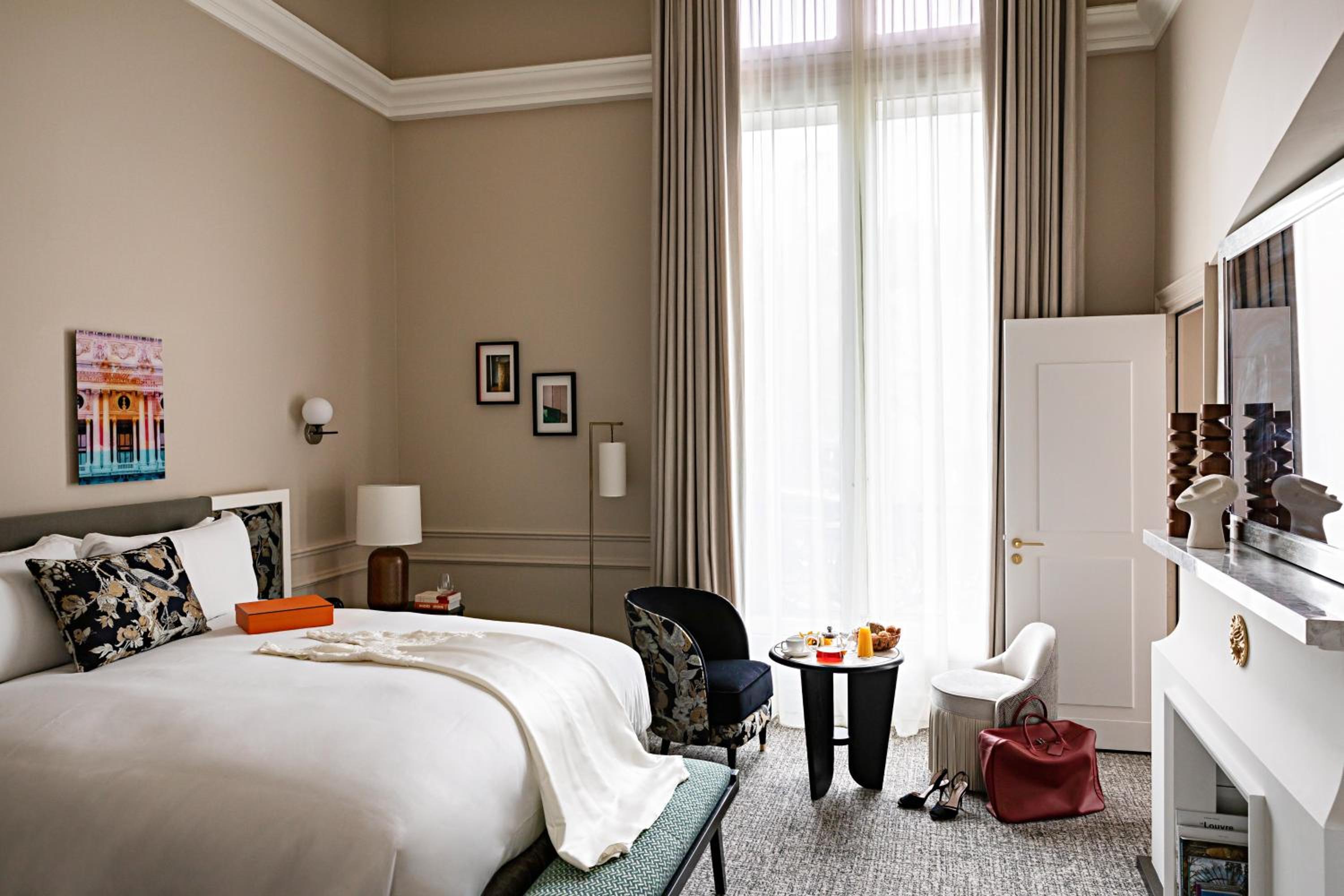 Suite Opéra avec 1 Lit King-Size et Grand Salon Séparé – Vue sur Boulevard ou Rue Scribe Suite Opéra avec 1 Lit King-Size et Grand Salon Séparé – Vue sur Boulevard ou Rue Scribe