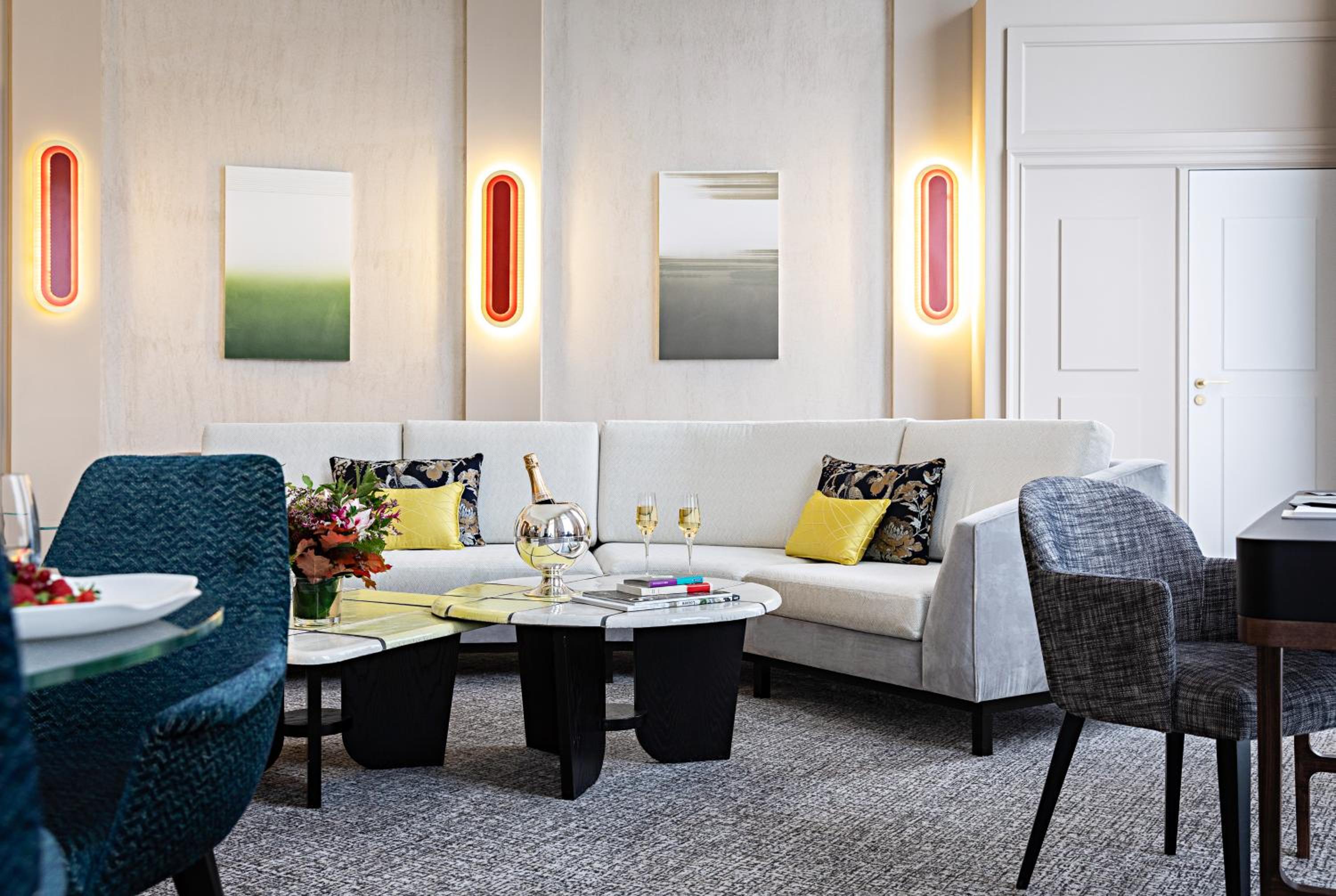 Suite Opéra avec 1 Lit King-Size et Grand Salon Séparé – Vue sur Boulevard ou Rue Scribe Suite Opéra avec 1 Lit King-Size et Grand Salon Séparé – Vue sur Boulevard ou Rue Scribe