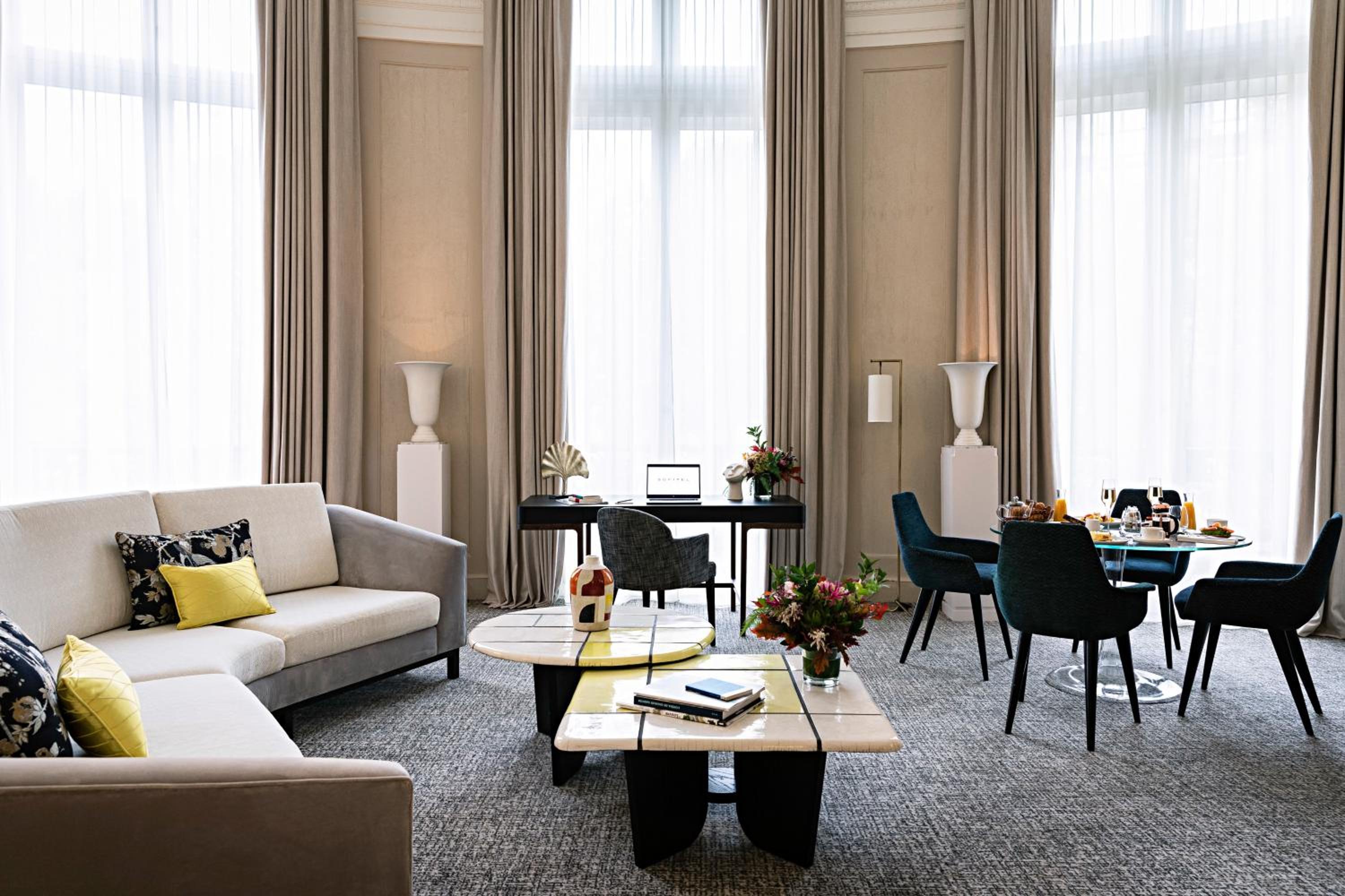 Suite Opéra avec 1 Lit King-Size et Grand Salon Séparé – Vue sur Boulevard ou Rue Scribe Suite Opéra avec 1 Lit King-Size et Grand Salon Séparé – Vue sur Boulevard ou Rue Scribe