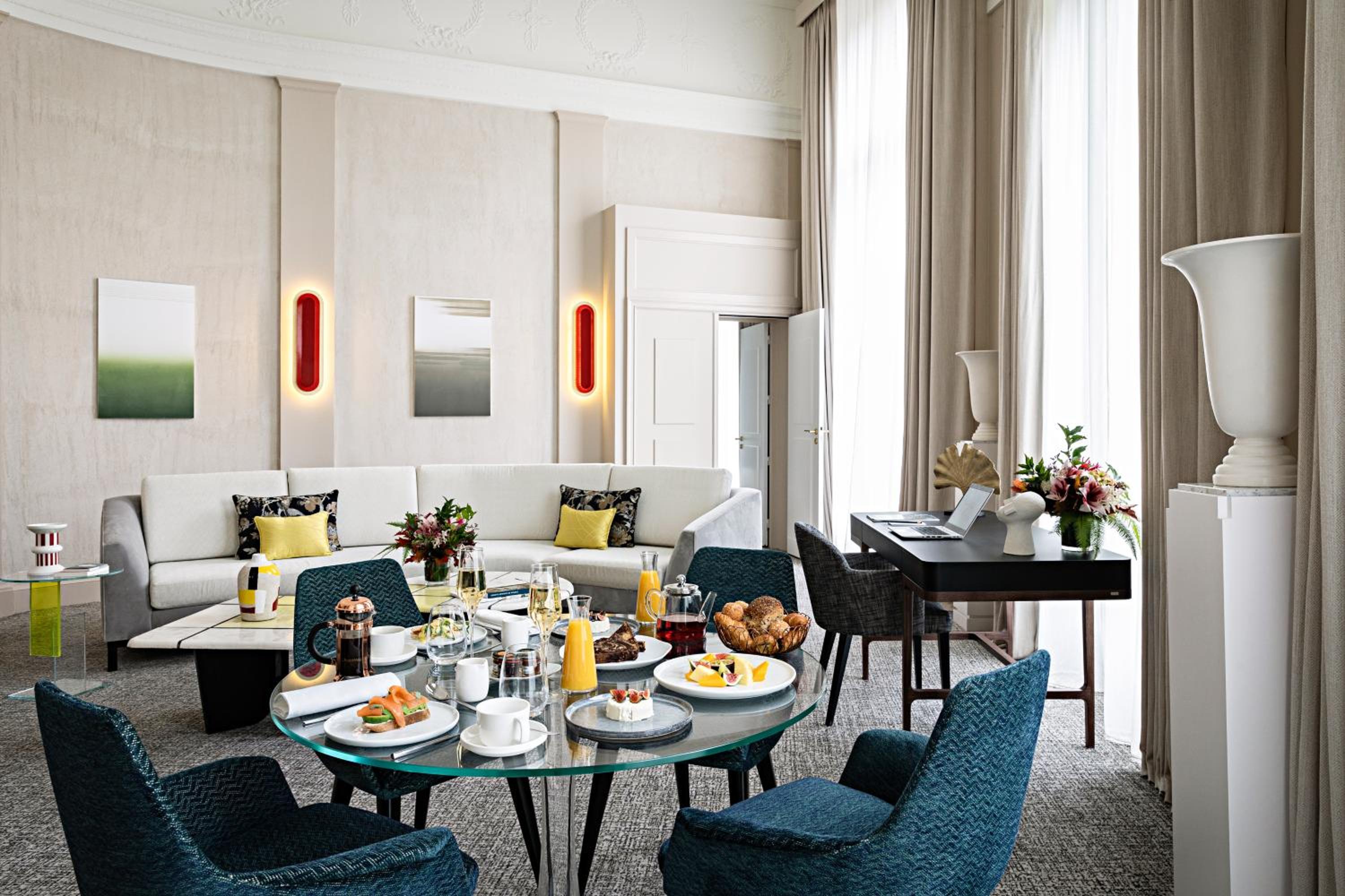 Suite Opéra avec 1 Lit King-Size et Grand Salon Séparé – Vue sur Boulevard ou Rue Scribe Suite Opéra avec 1 Lit King-Size et Grand Salon Séparé – Vue sur Boulevard ou Rue Scribe