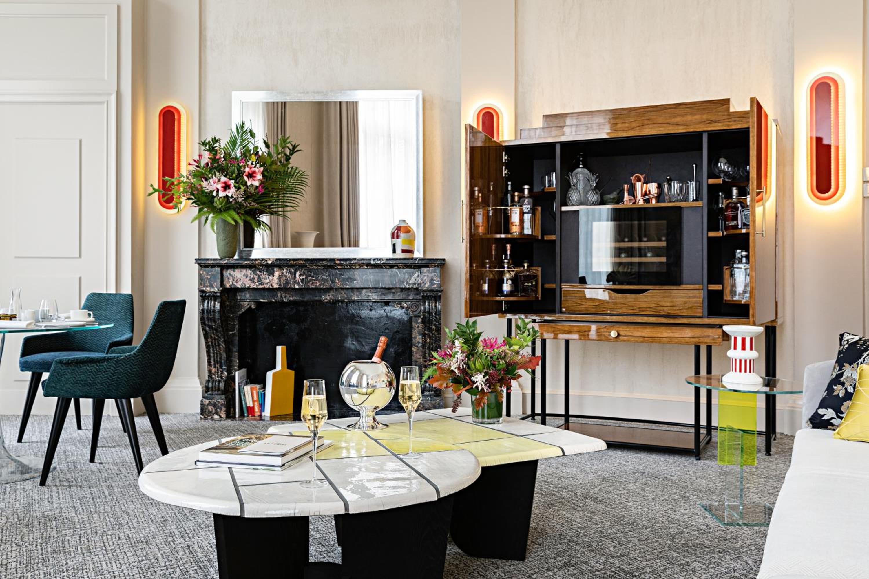 Suite Opéra avec 1 Lit King-Size et Grand Salon Séparé – Vue sur Boulevard ou Rue Scribe Suite Opéra avec 1 Lit King-Size et Grand Salon Séparé – Vue sur Boulevard ou Rue Scribe