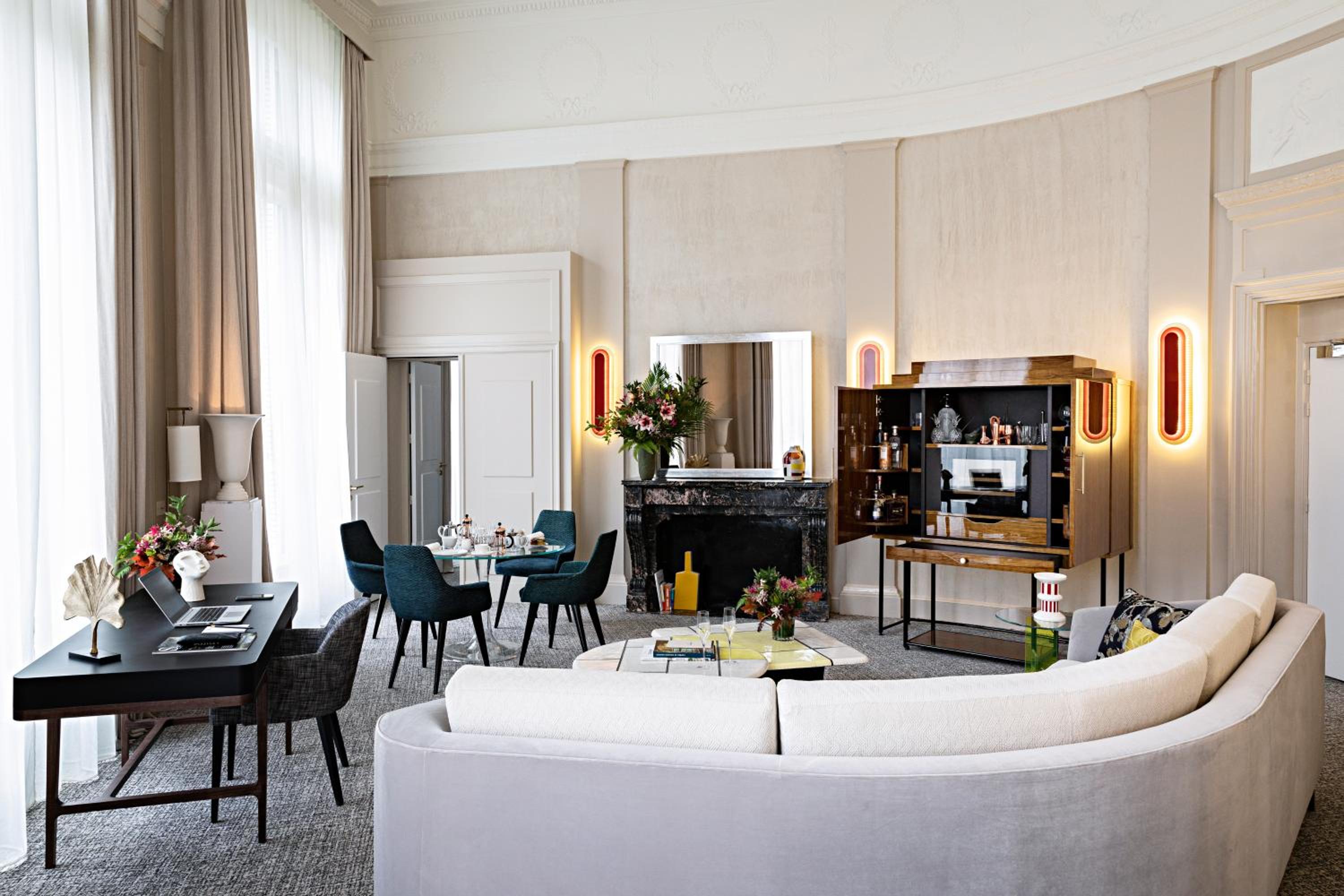 Suite Opéra avec 1 Lit King-Size et Grand Salon Séparé – Vue sur Boulevard ou Rue Scribe Suite Opéra avec 1 Lit King-Size et Grand Salon Séparé – Vue sur Boulevard ou Rue Scribe