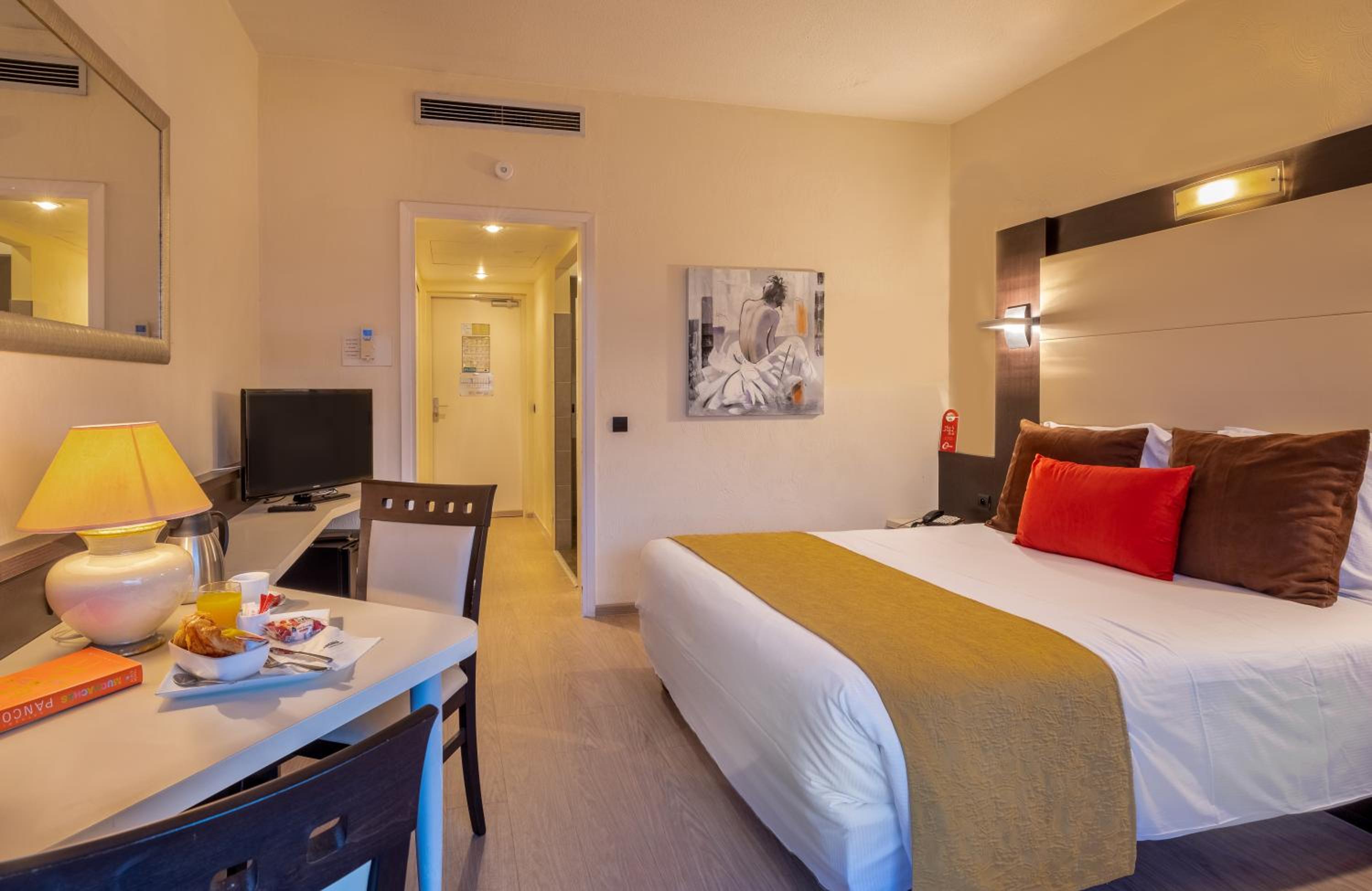 Twin Room with Balcony - Photo 5