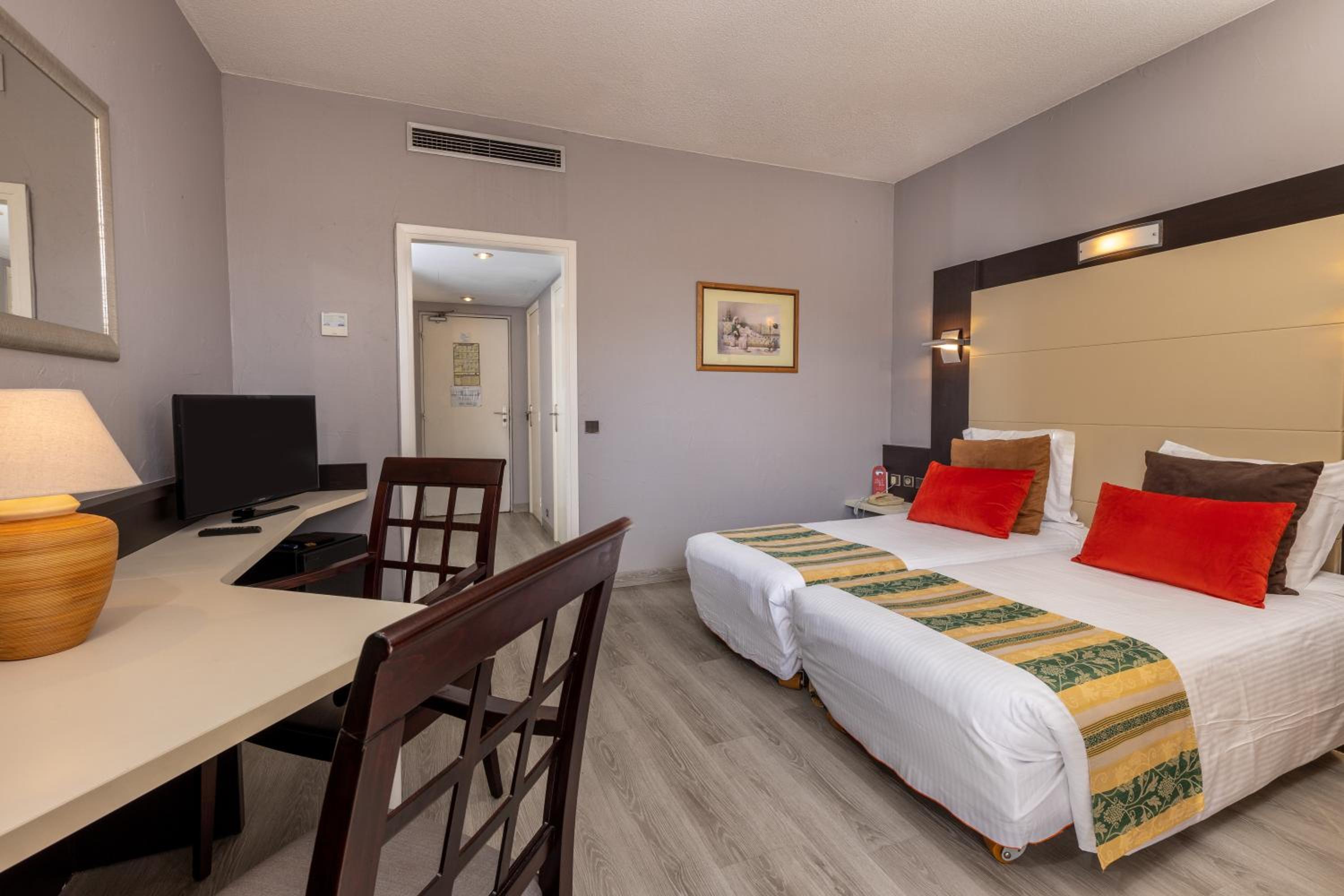 Twin Room with Balcony - Photo 7