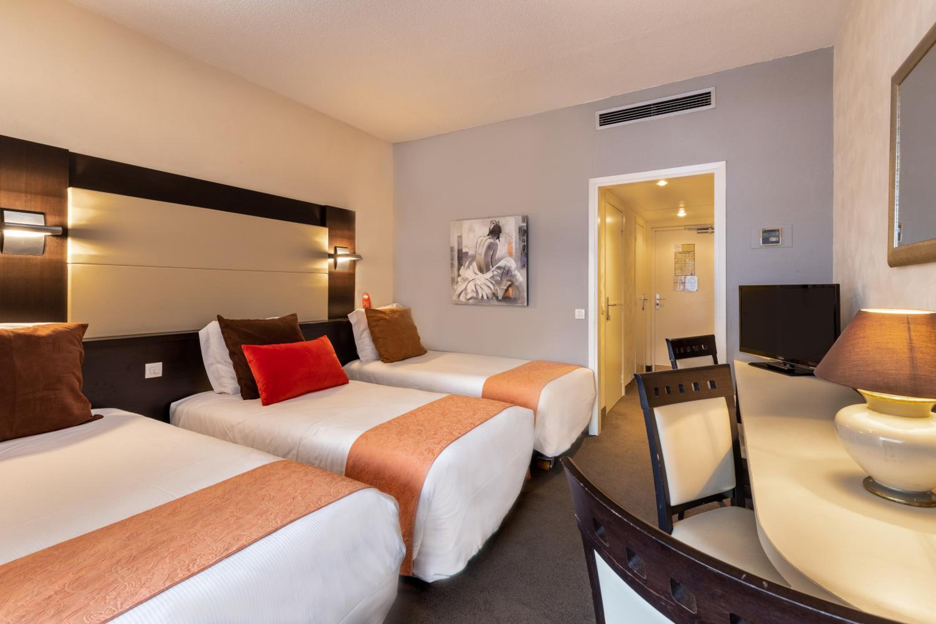 Triple Room with Balcony - Photo 1