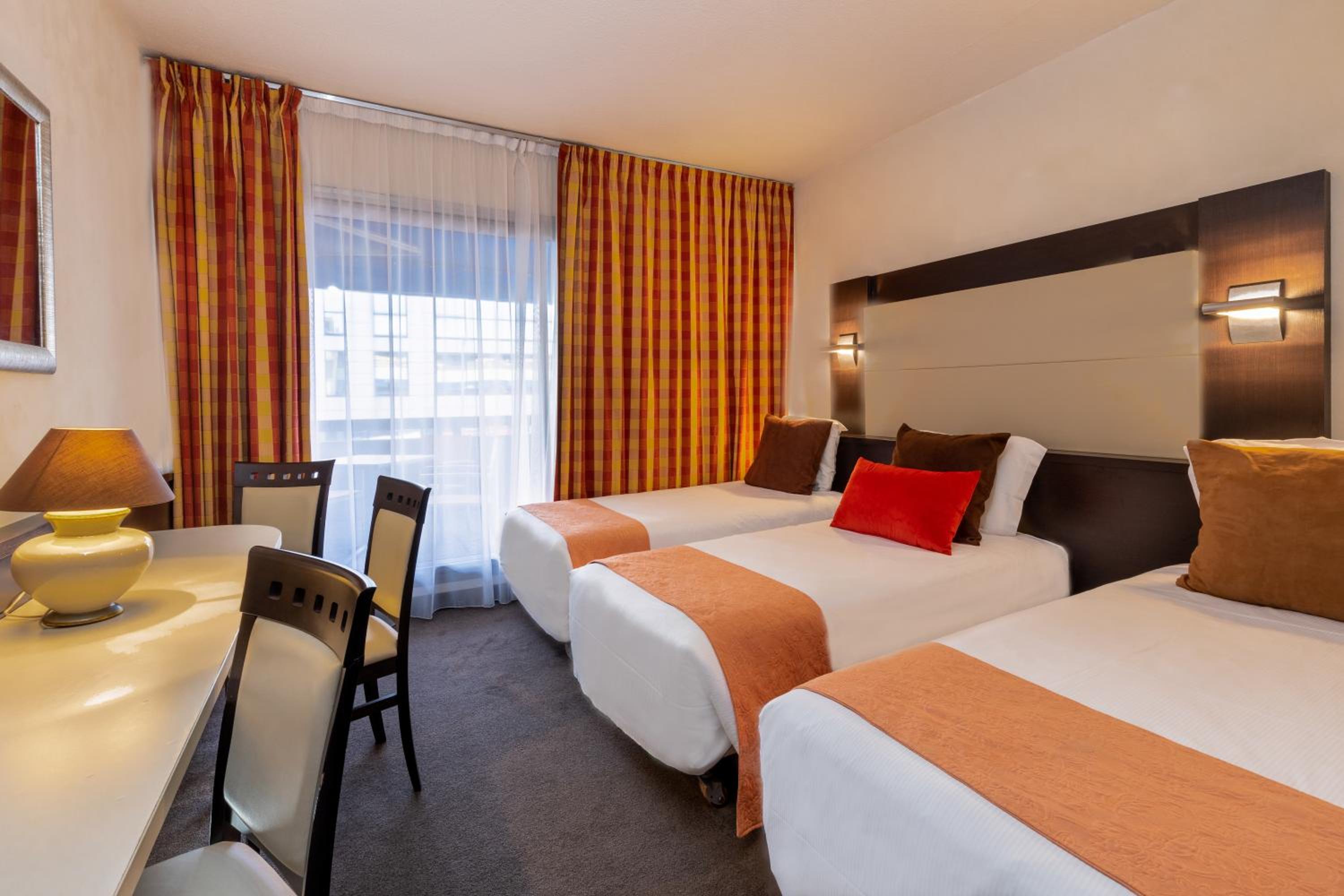 Triple Room with Balcony - Photo 2