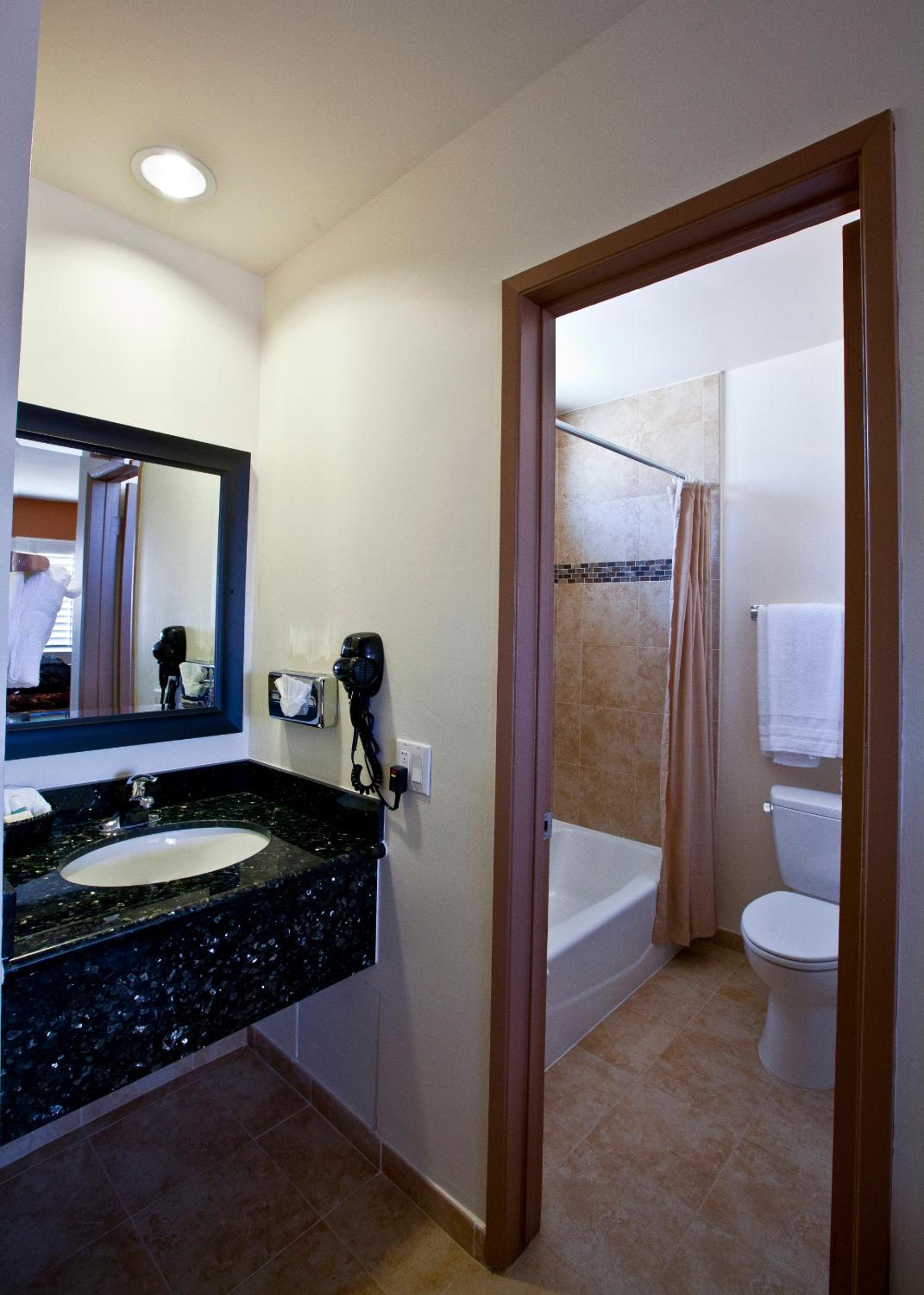 Queen Room thumbnail 6
