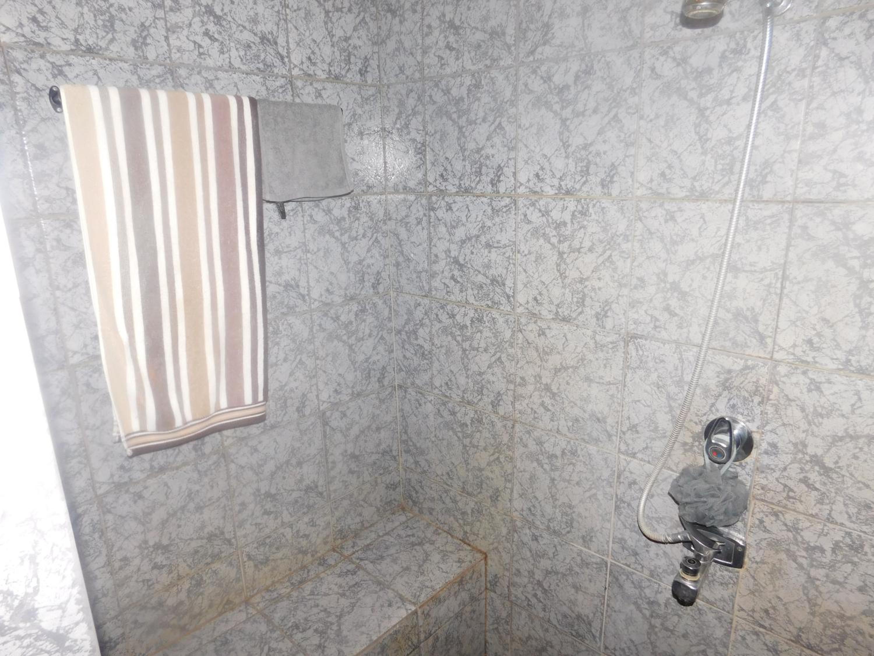 Standard Twin Room - Photo 4