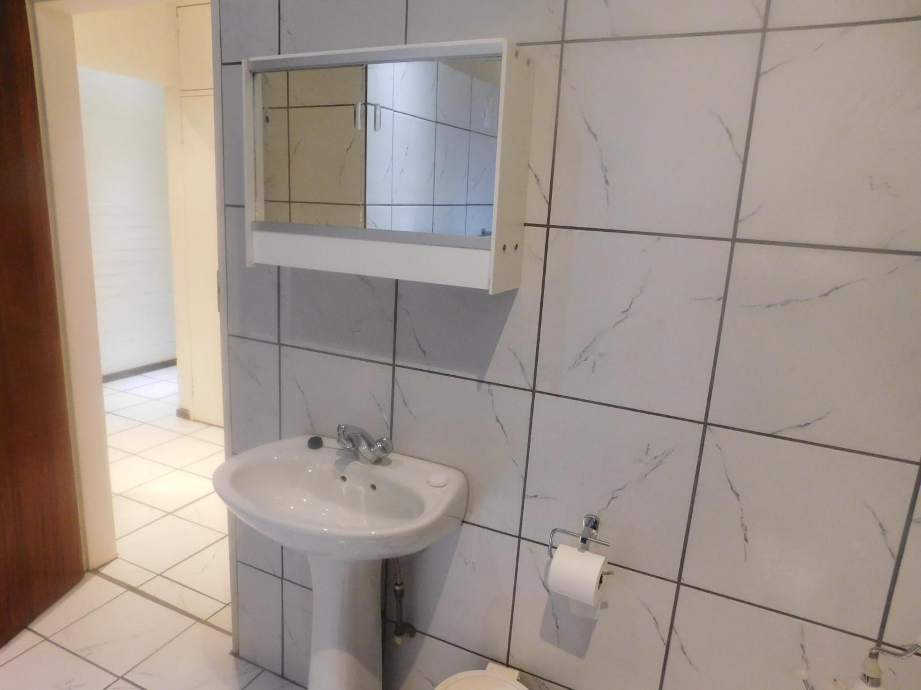 Standard Twin Room - Photo 10