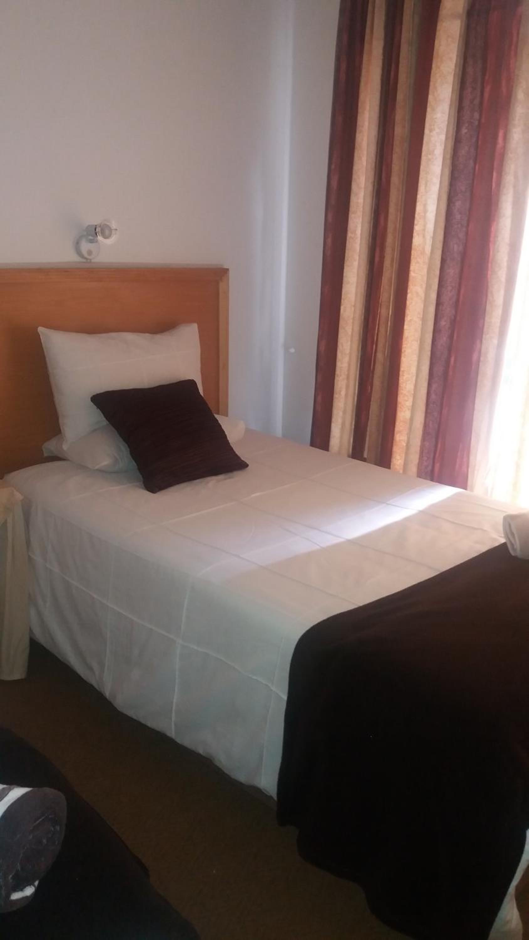 Standard Twin Room - Photo 8