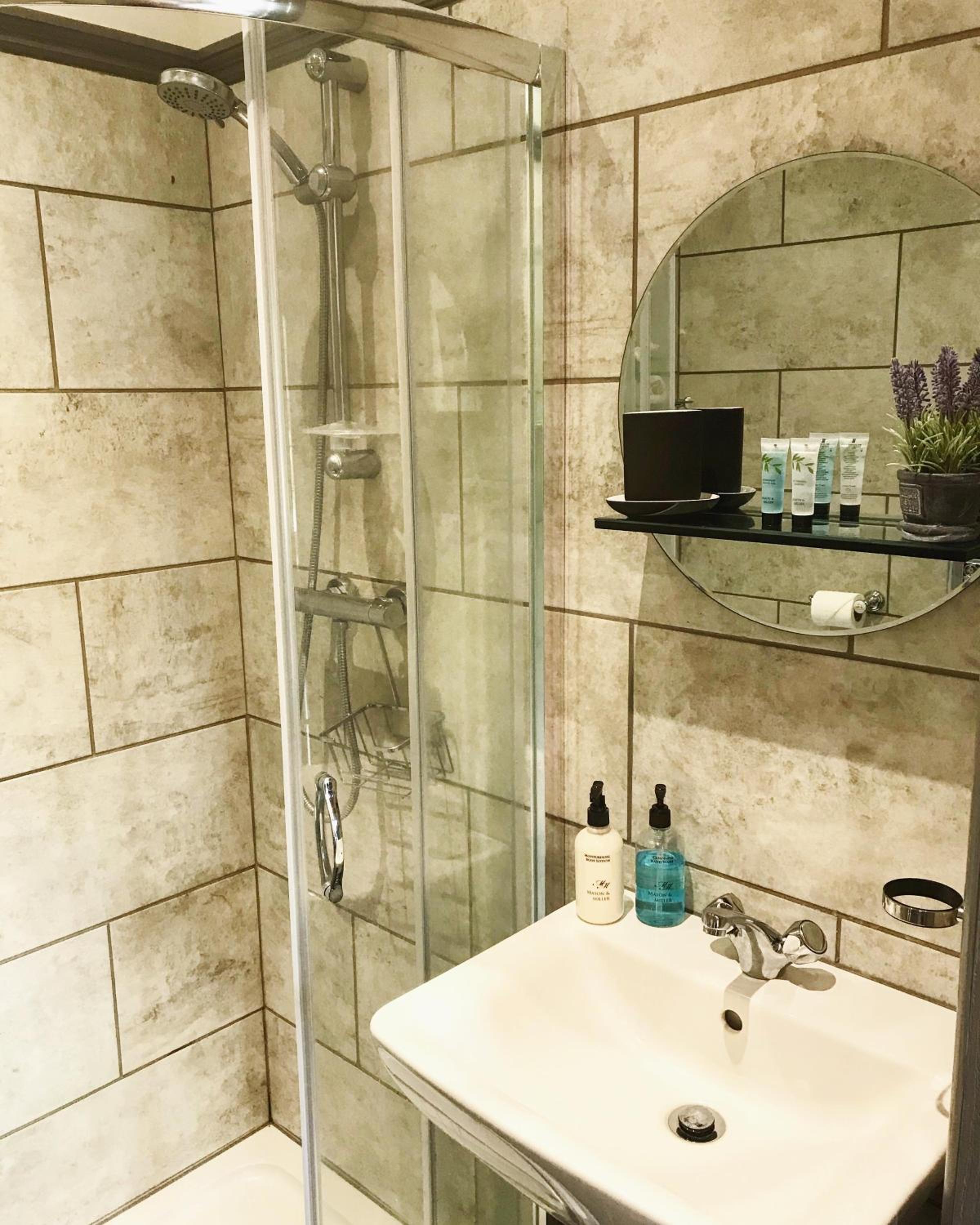 Double Room with Private Bathroom - Photo 2