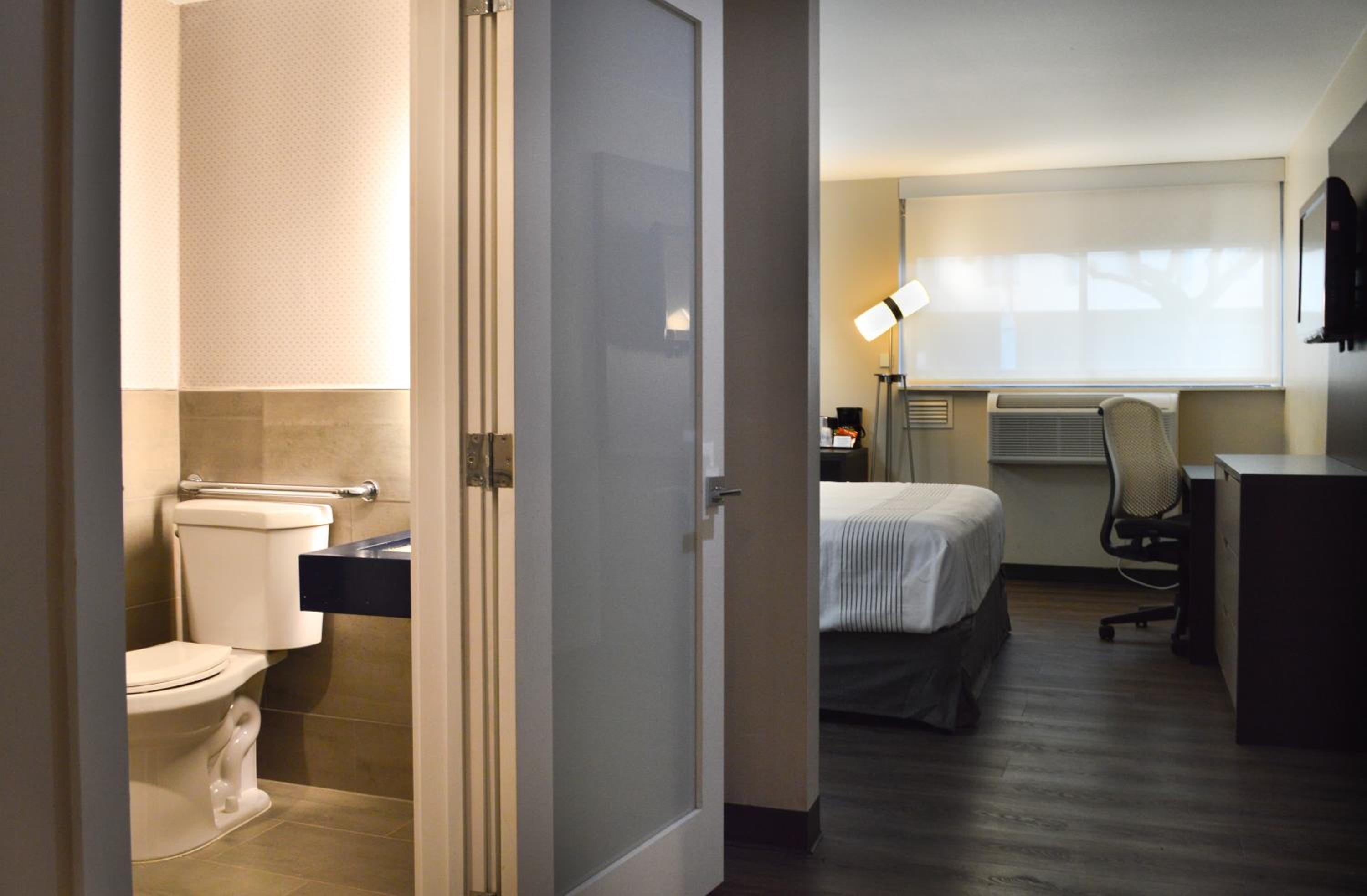 King Room with Mobility Accessible Tub photo 2