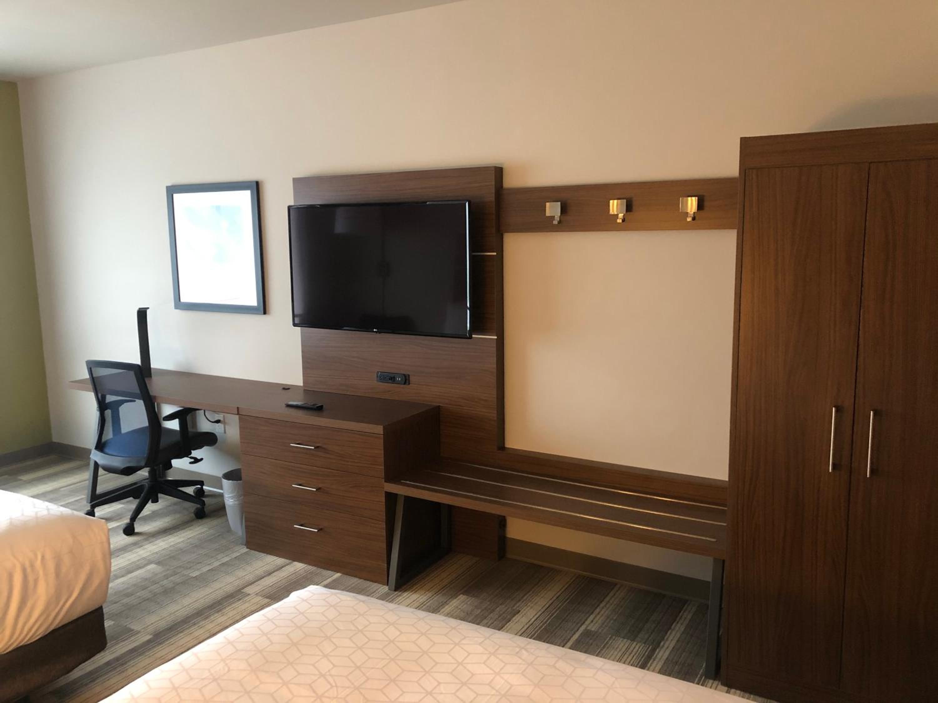 Standard Room with Two Queen Beds - Photo 4