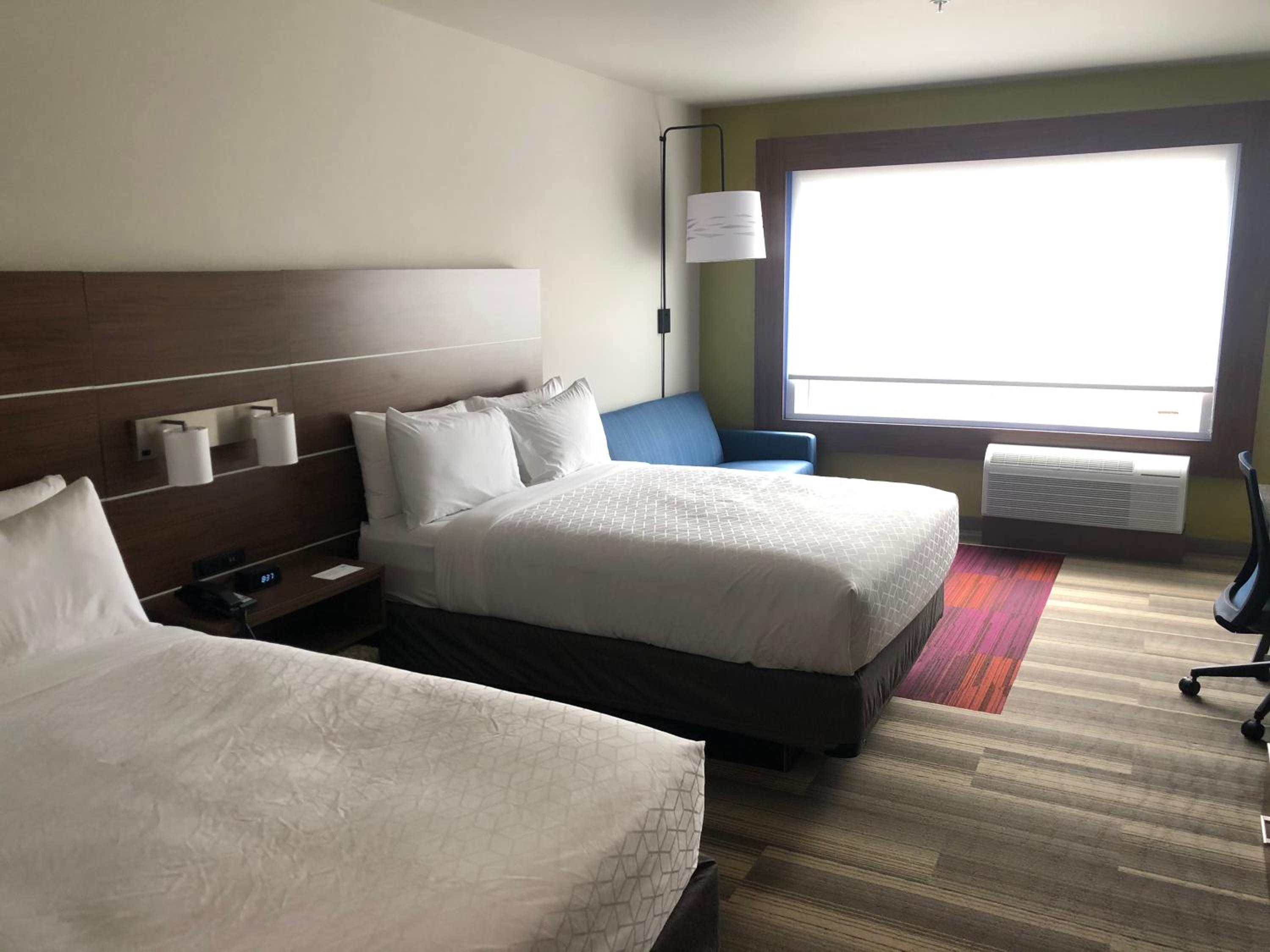 Queen Suite with Two Queen Beds and Sofa Bed - Photo 7